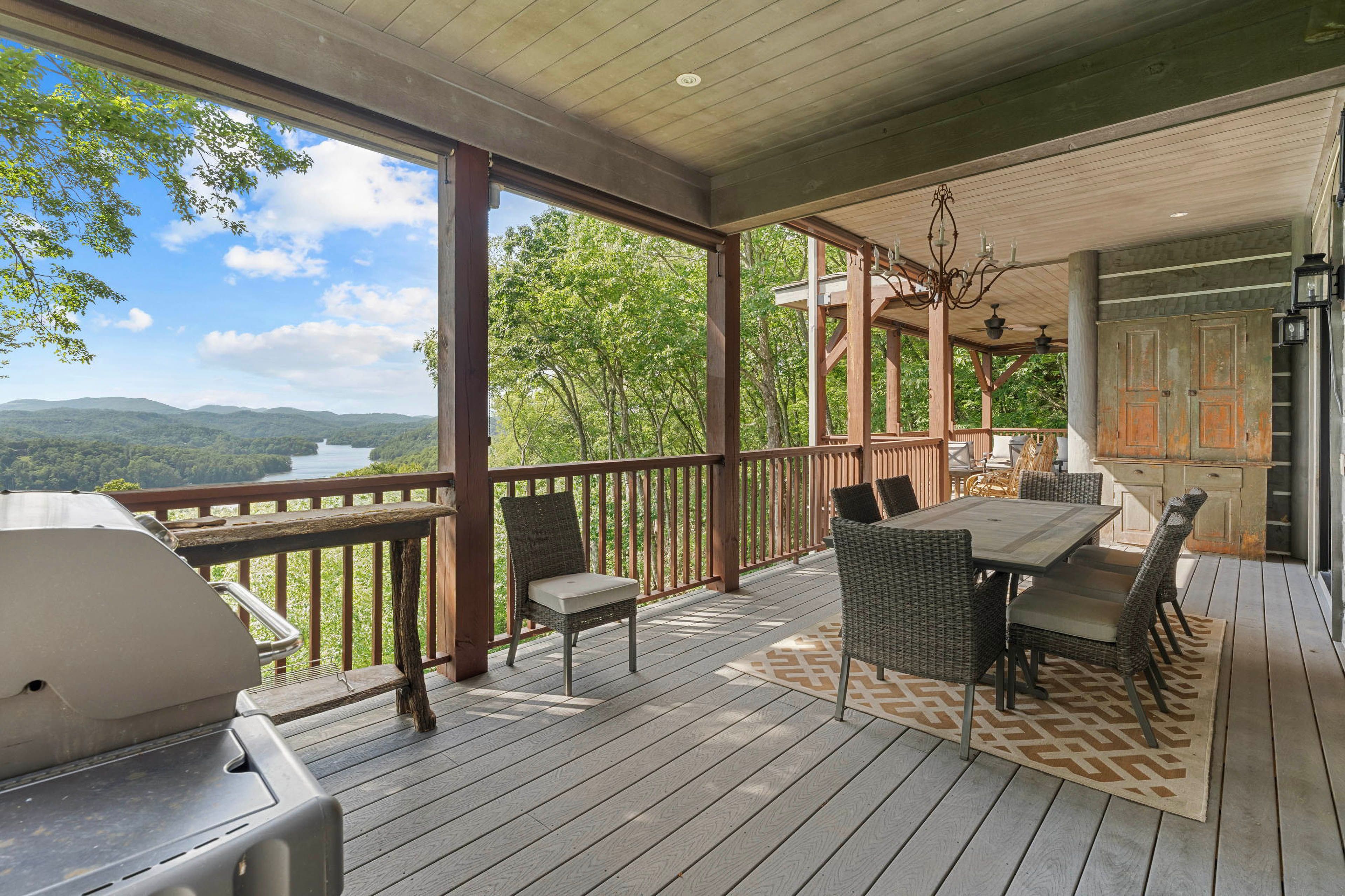 Glenville Vacation Rental | 4BR | 6BA | 5,300 Sq Ft