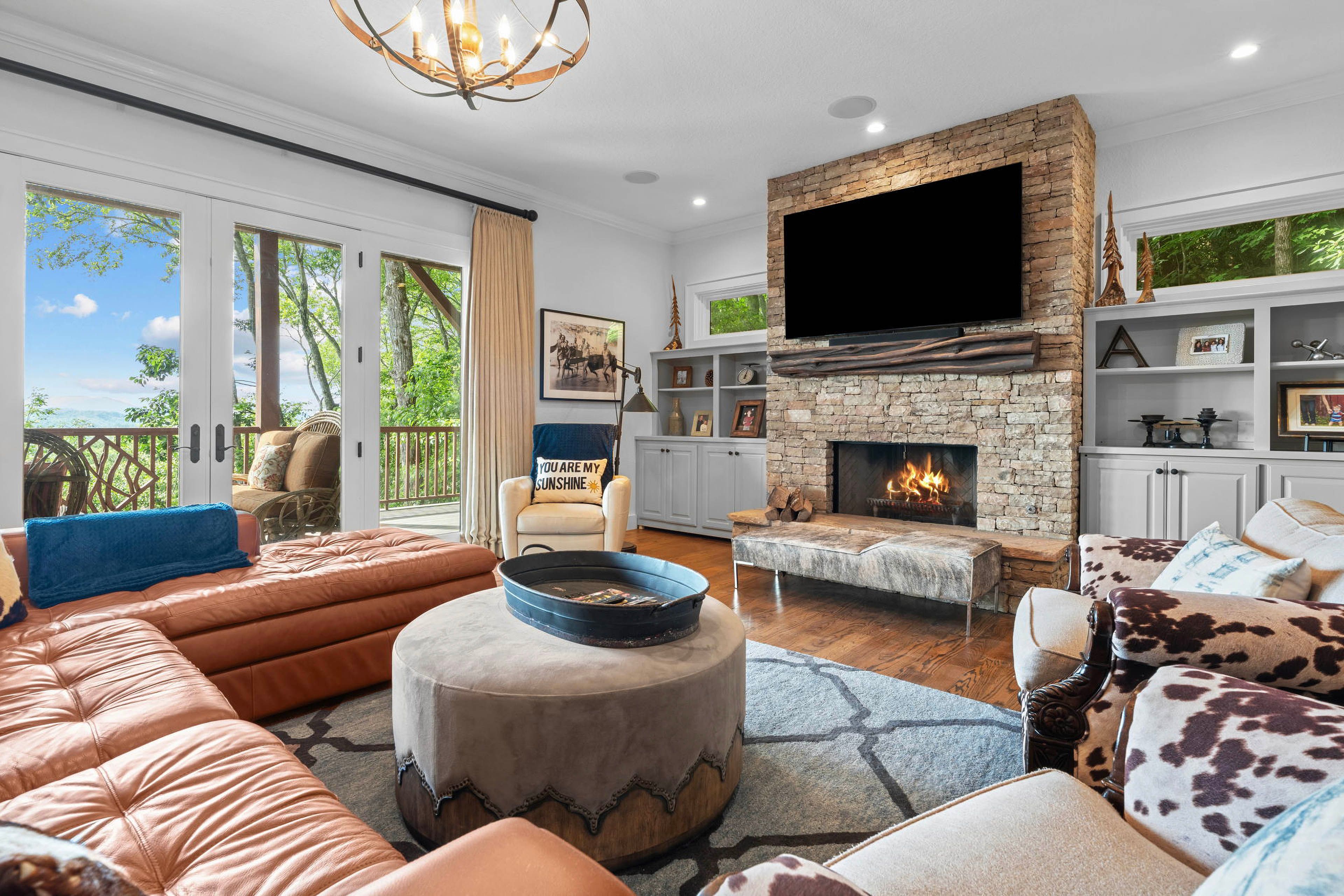 Family Room | Smart TV | Kitchenette