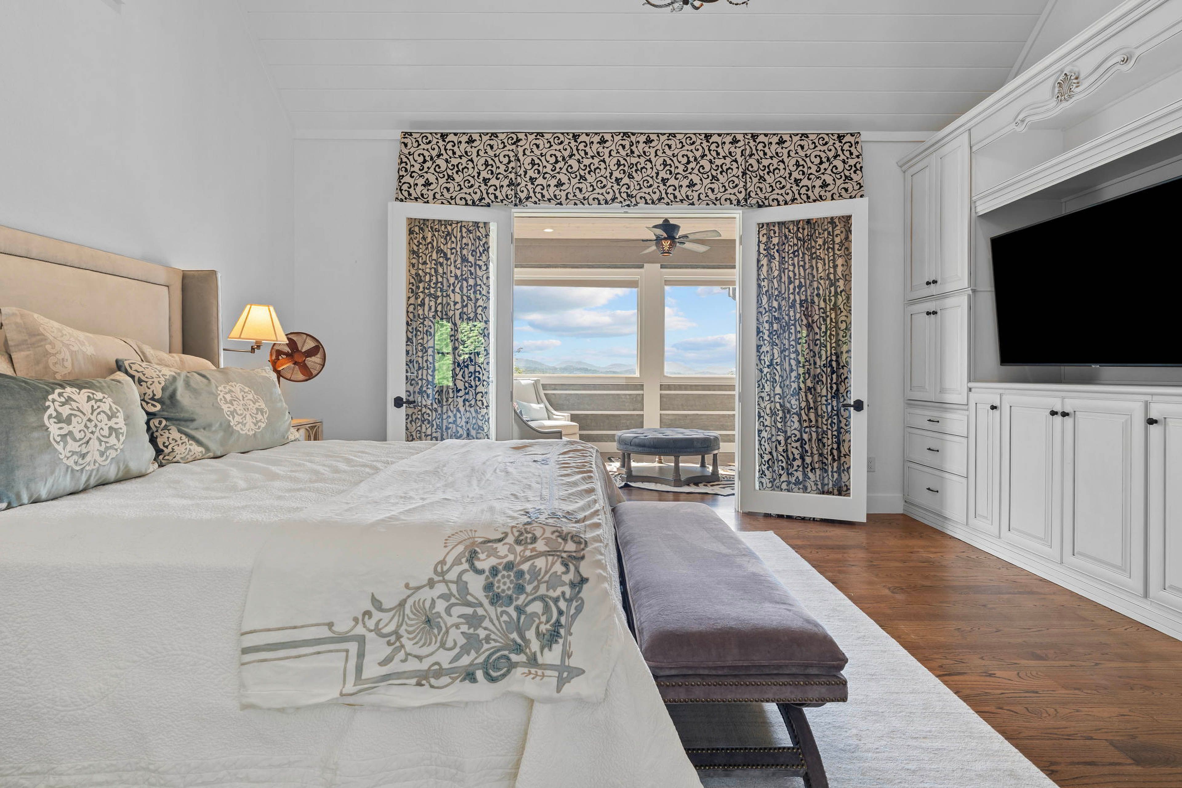 Bedroom 1 | King Bed | Smart TV | Upper Level