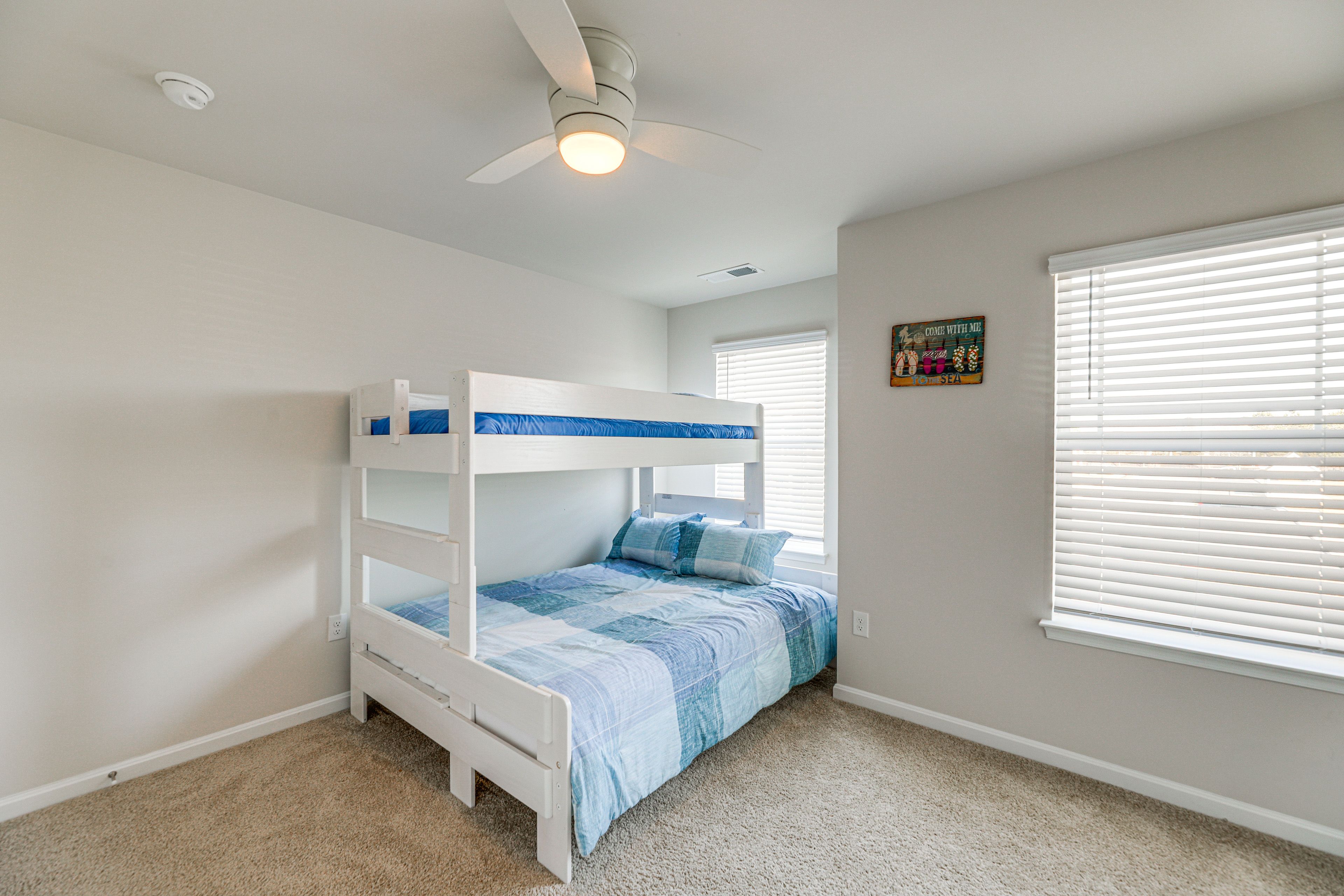 Bedroom 3 | Twin/Queen Bunk Bed