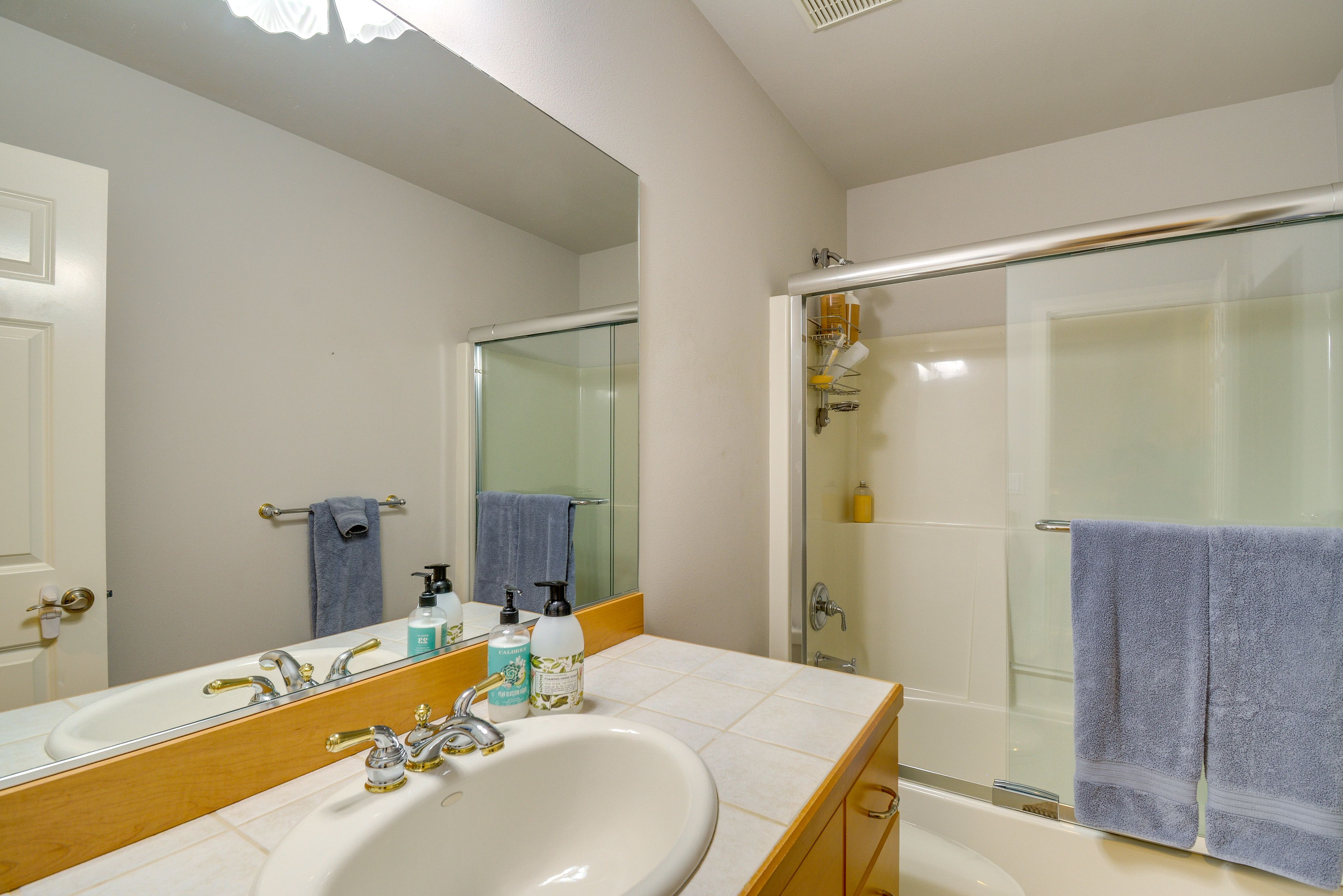 Full Bathroom | 2nd Floor