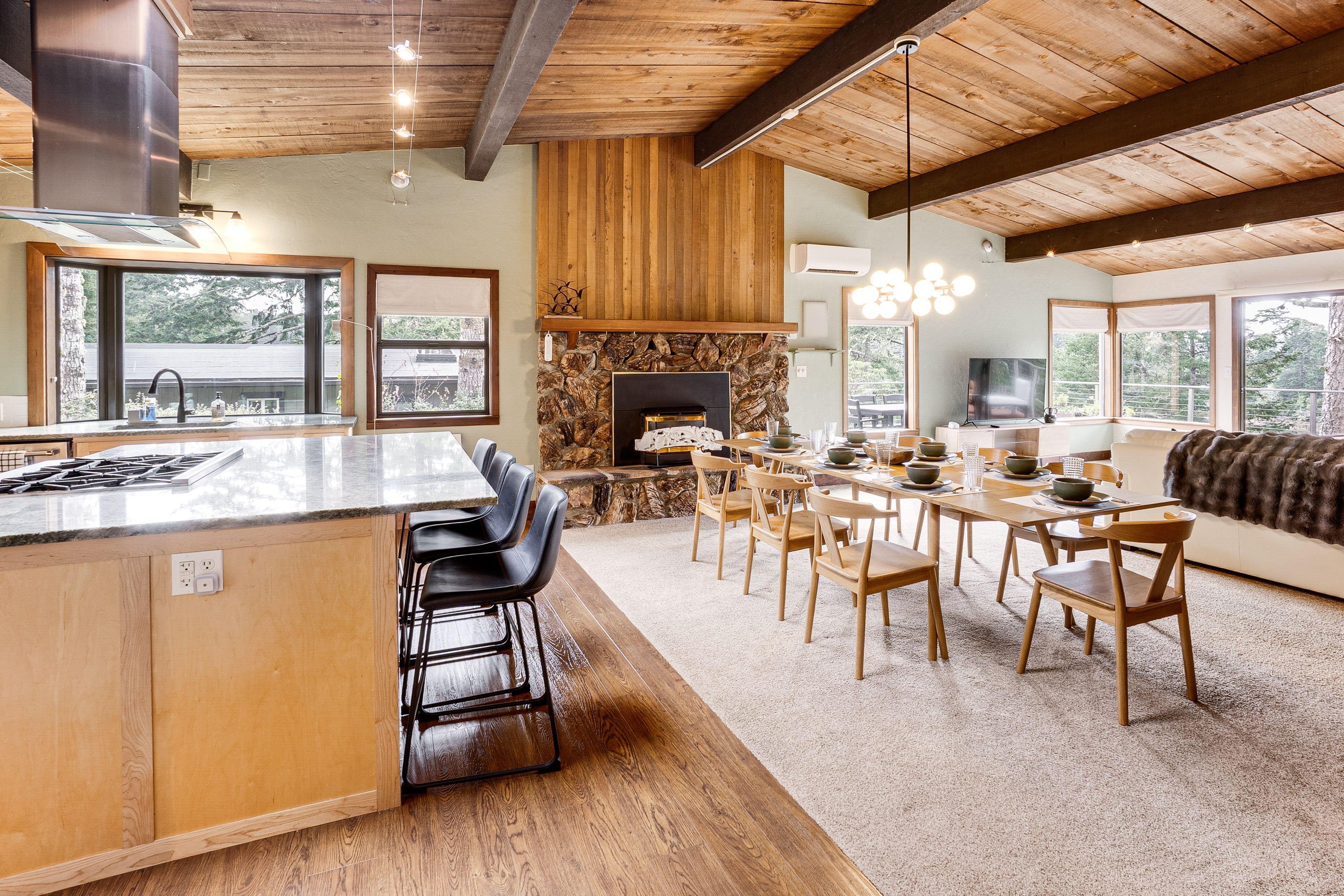 Dining Area | Dishware/Flatware Provided | 2nd Level