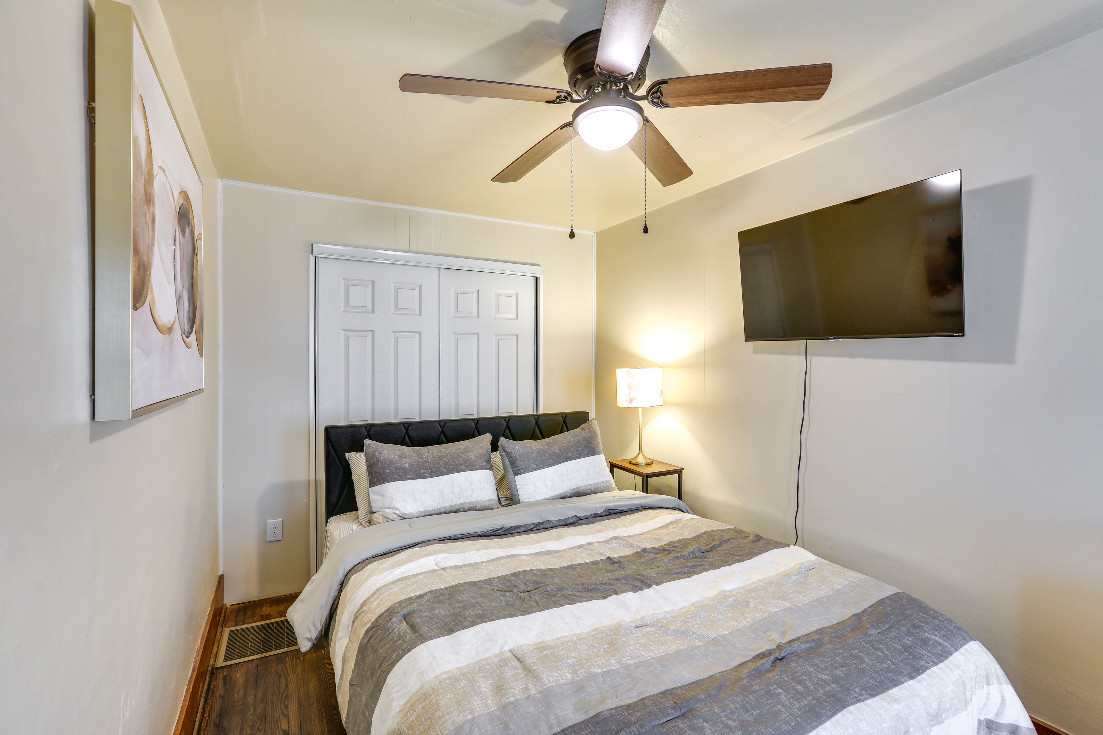 Bedroom 1 | Queen Bed | 1st Floor