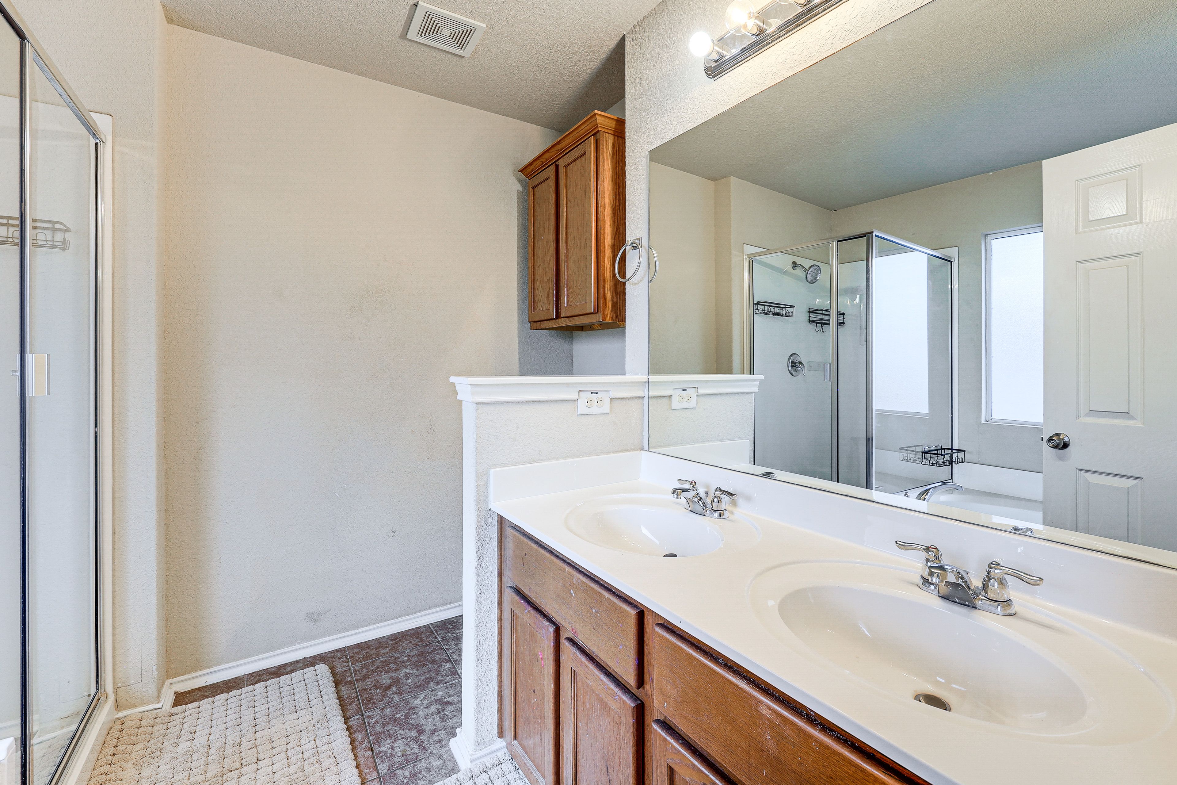 Full Bathroom | 2nd Floor