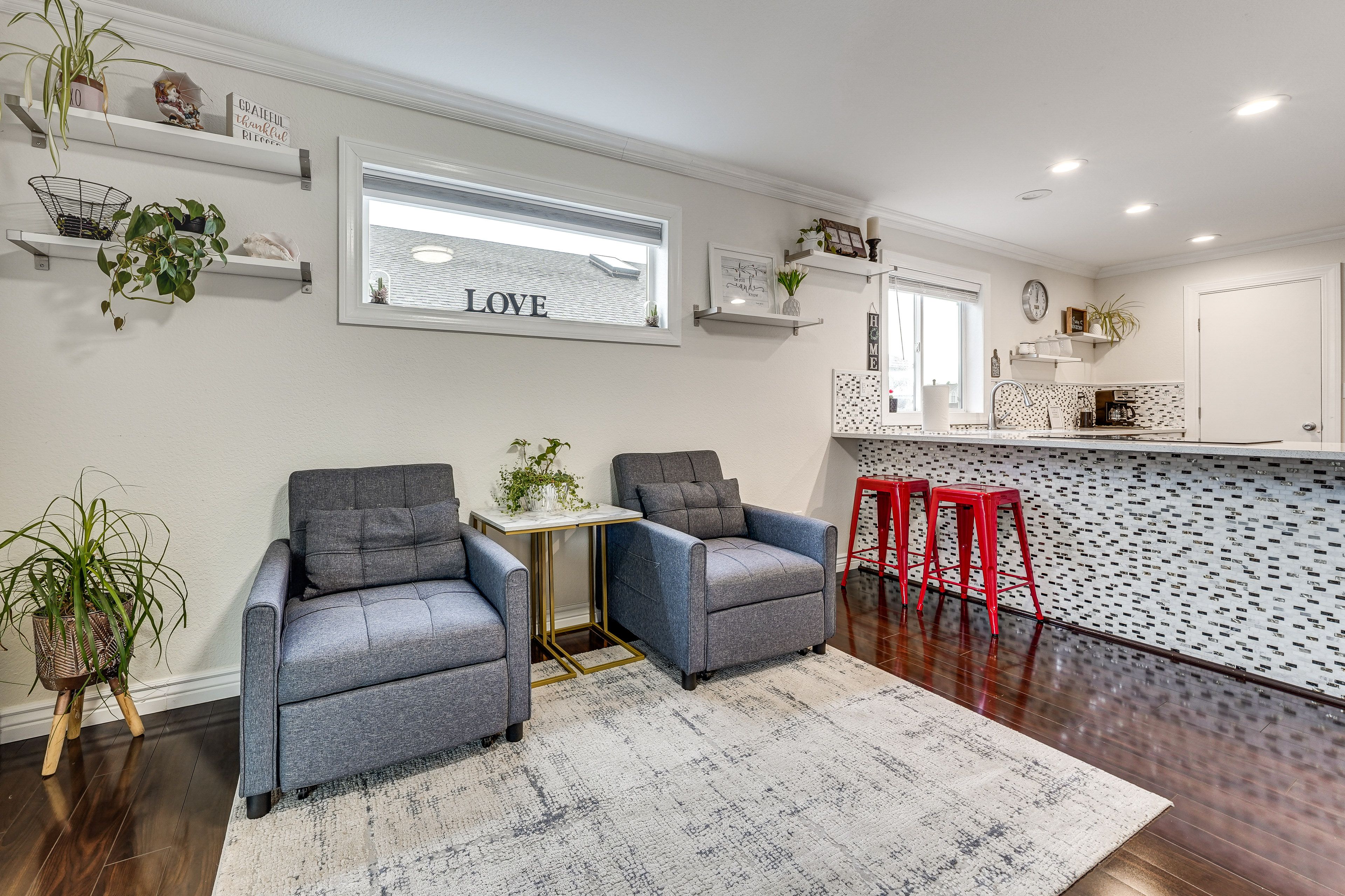 Sitting Room | Full Kitchen