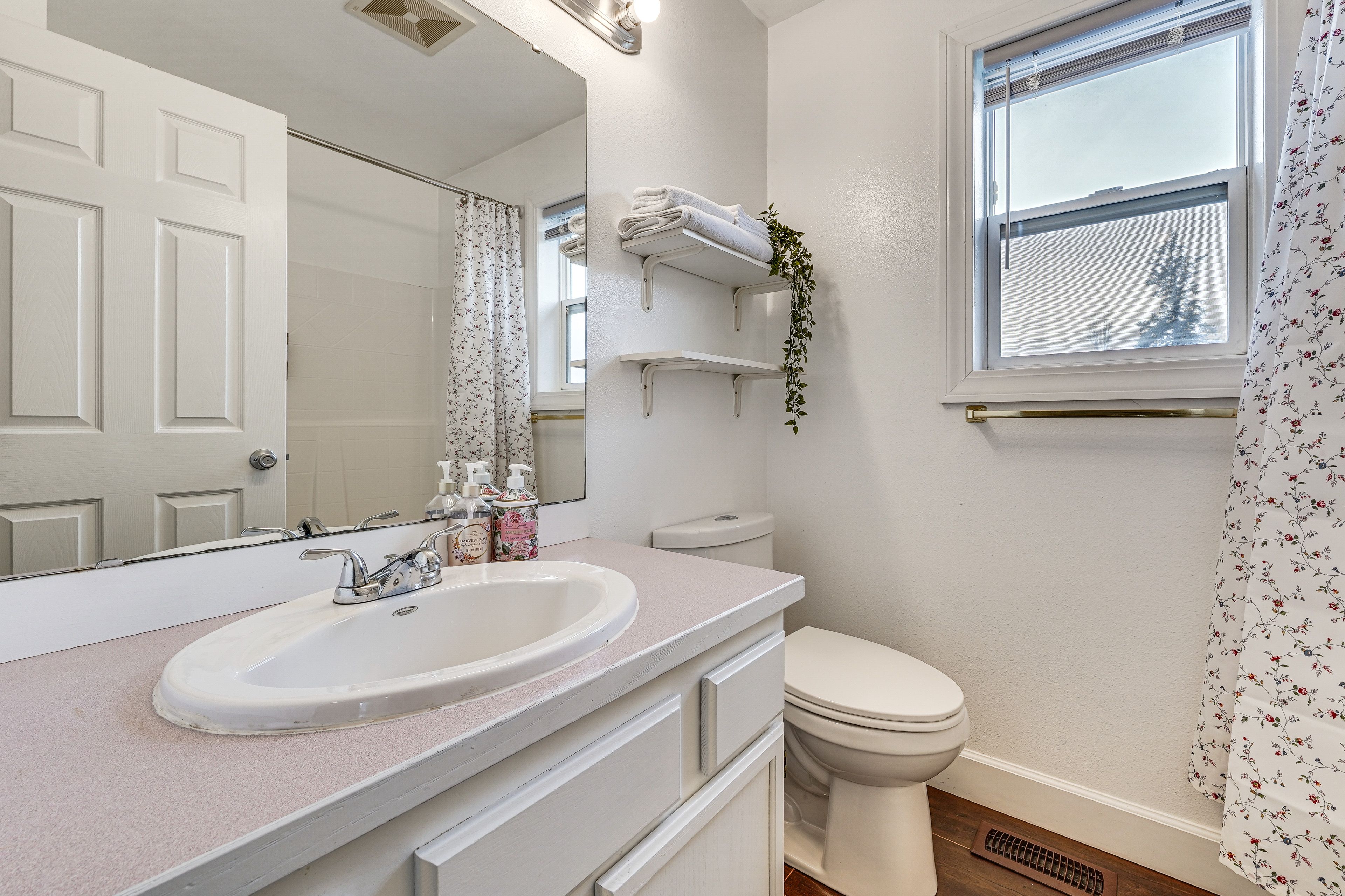 Full Bath | 2nd Floor