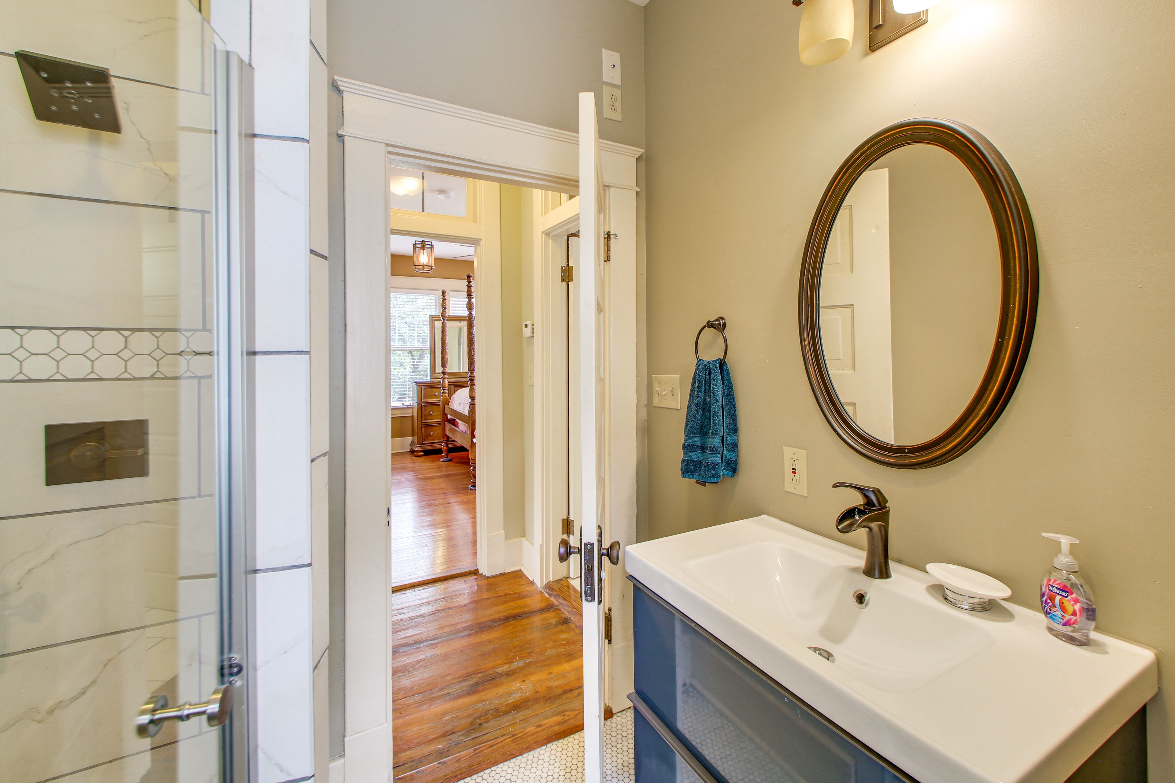 Full Bathroom | 2nd Floor | Shower | Towels & Linens Provided