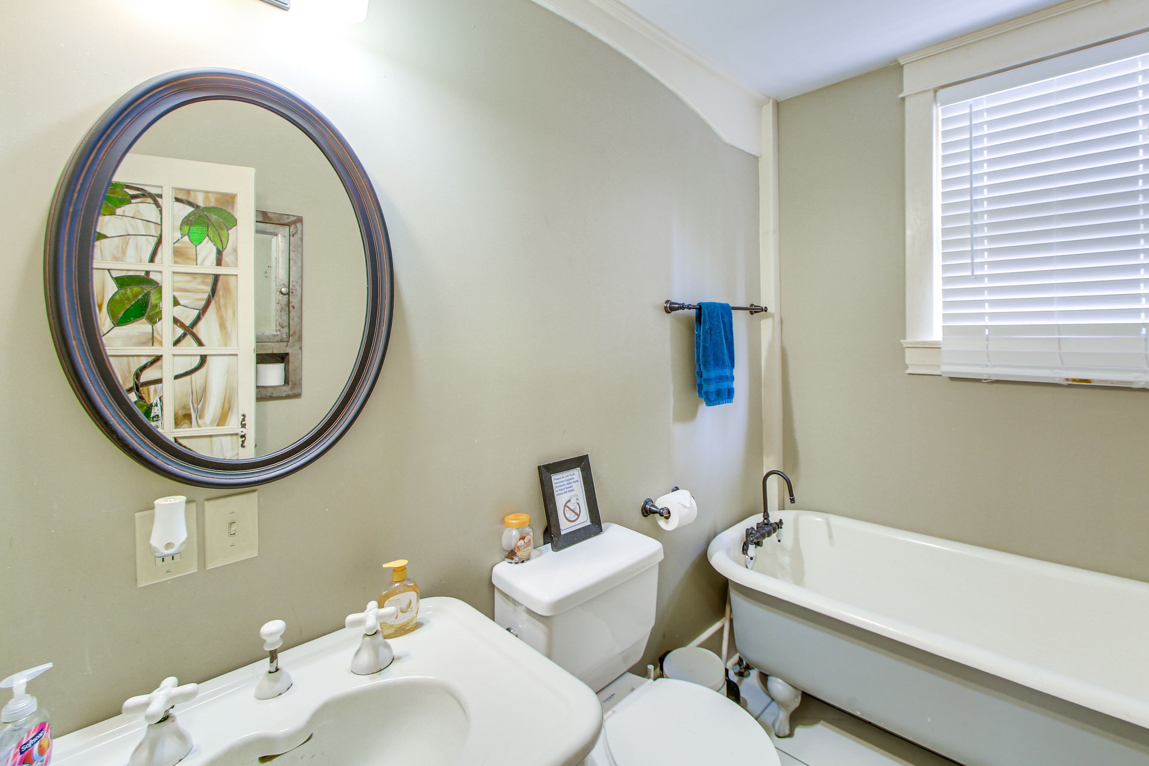 Full Bathroom | 1st Floor | Bathtub (No Shower)