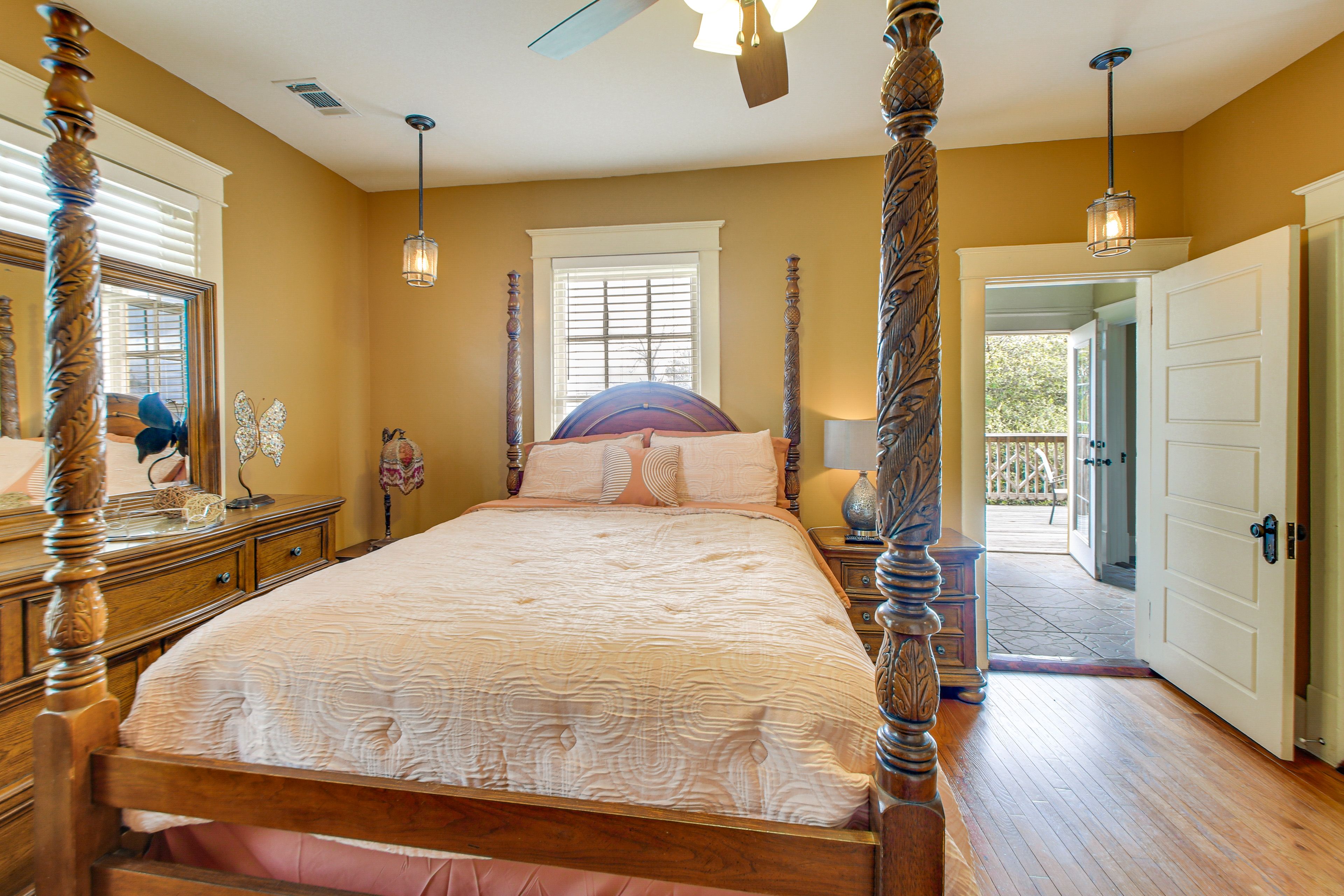 Bedroom 1 | Queen Bed | 2nd Floor | En-Suite Bathroom