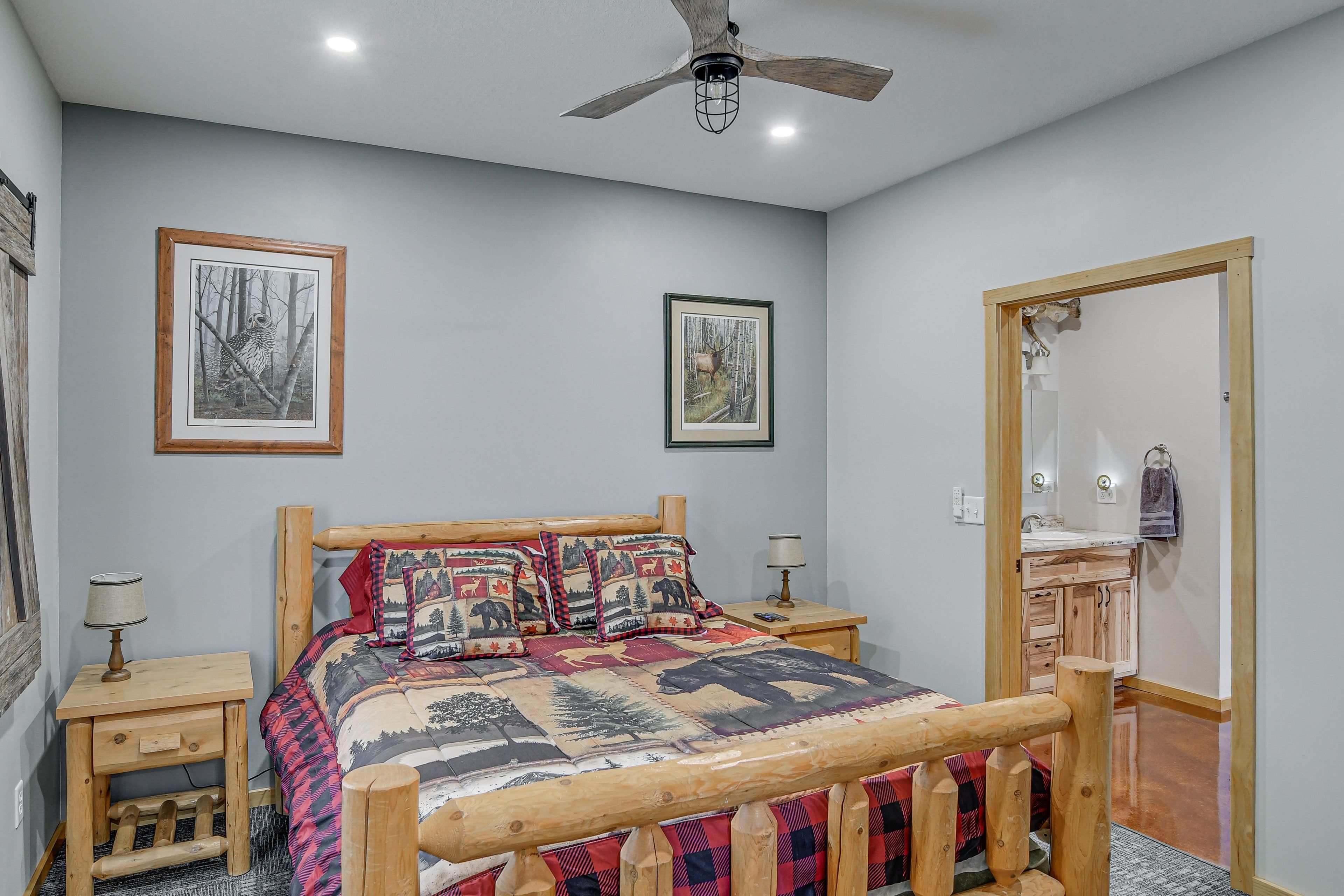 Bedroom | Queen Bed