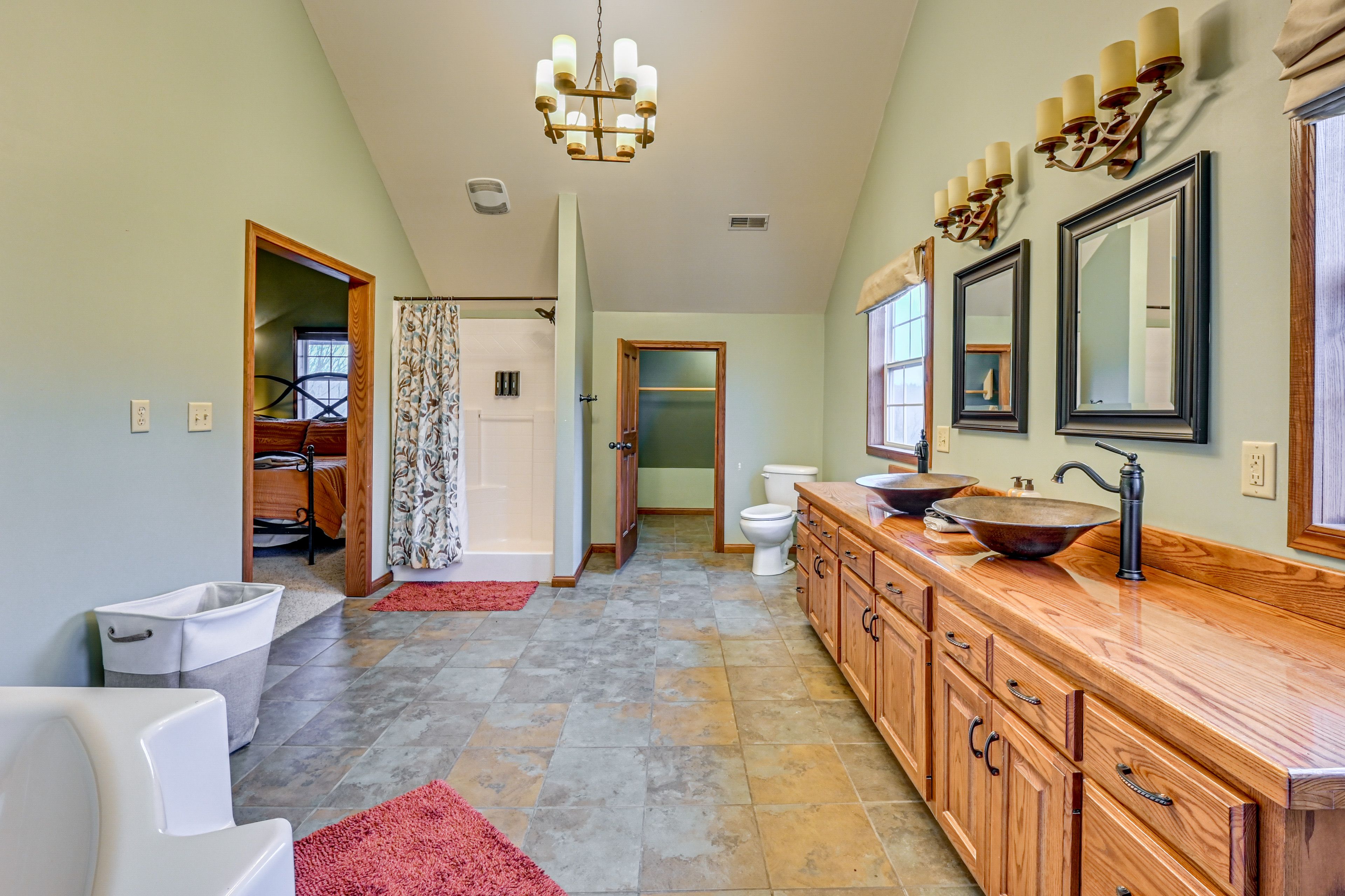 En-Suite Bathroom | Towels Provided | 2nd Floor