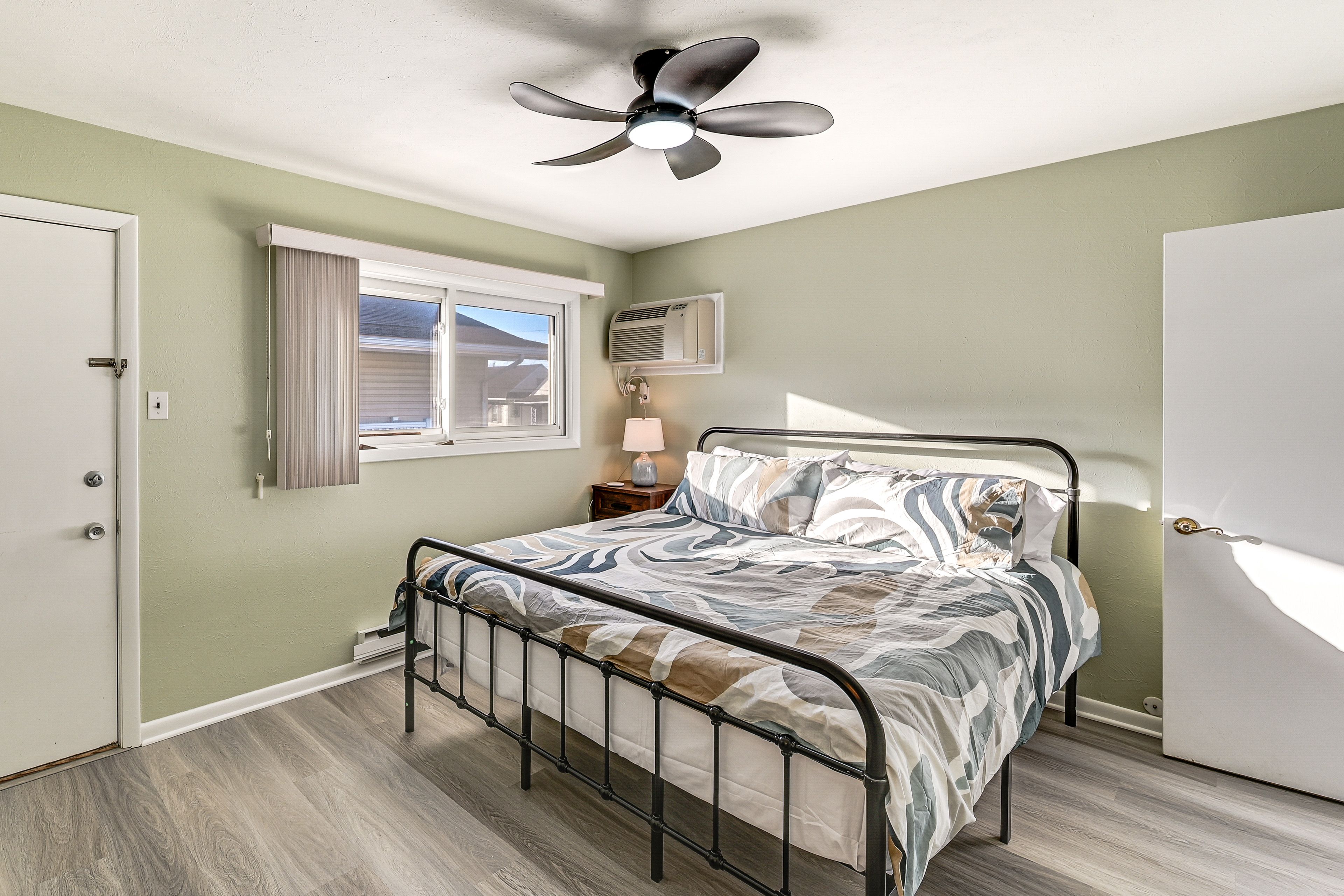 Bedroom 1 | King Bed