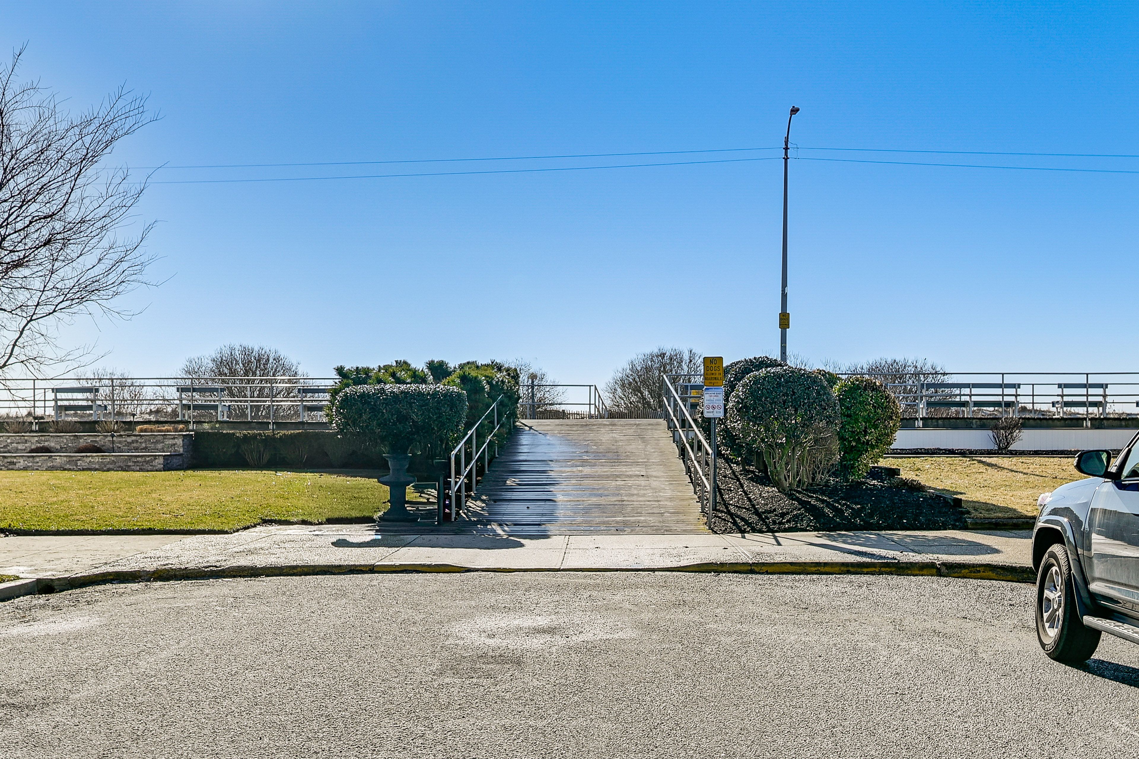 Nearby Beach & Boardwalk Access