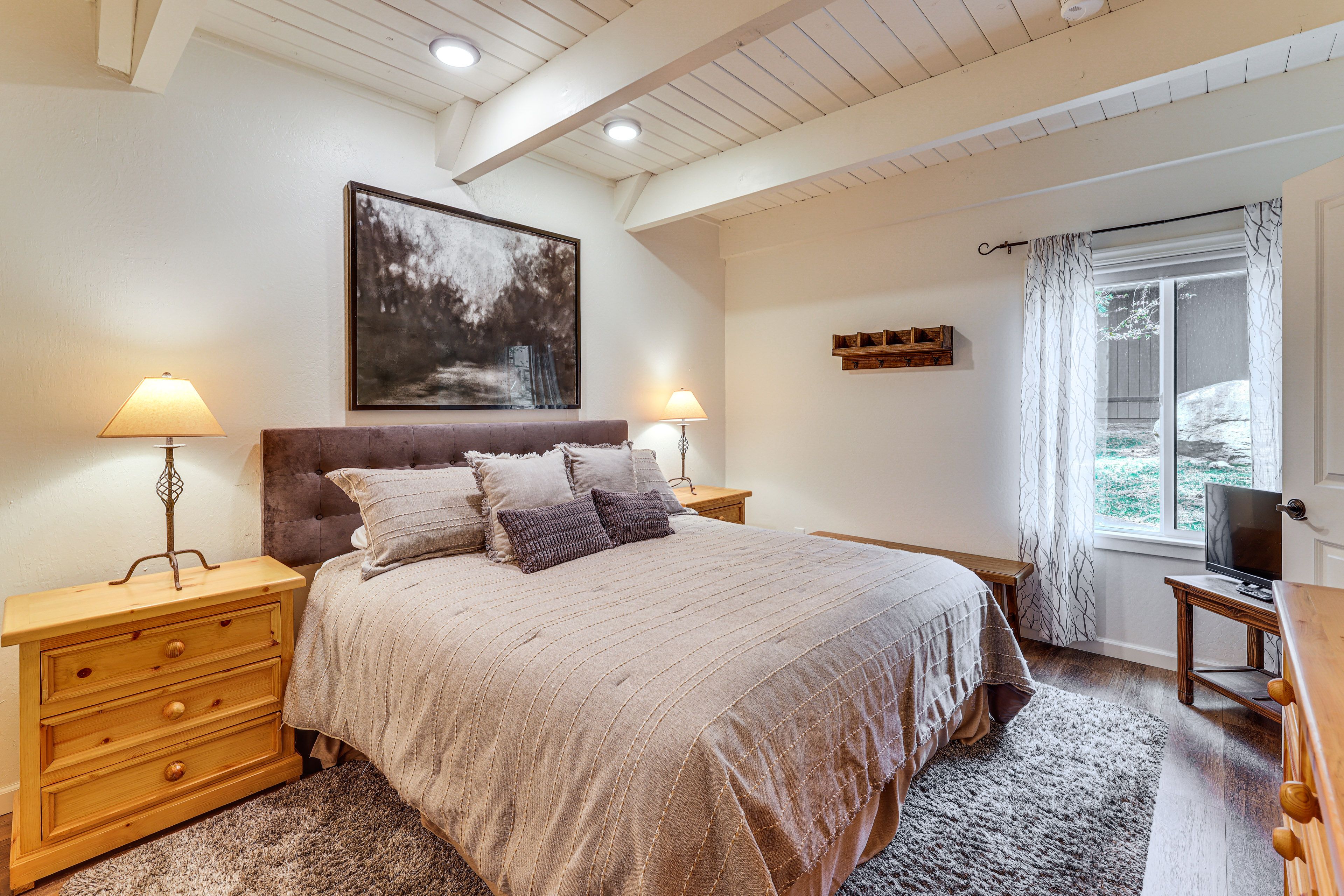 Bedroom 1 | King Bed | 1st Floor