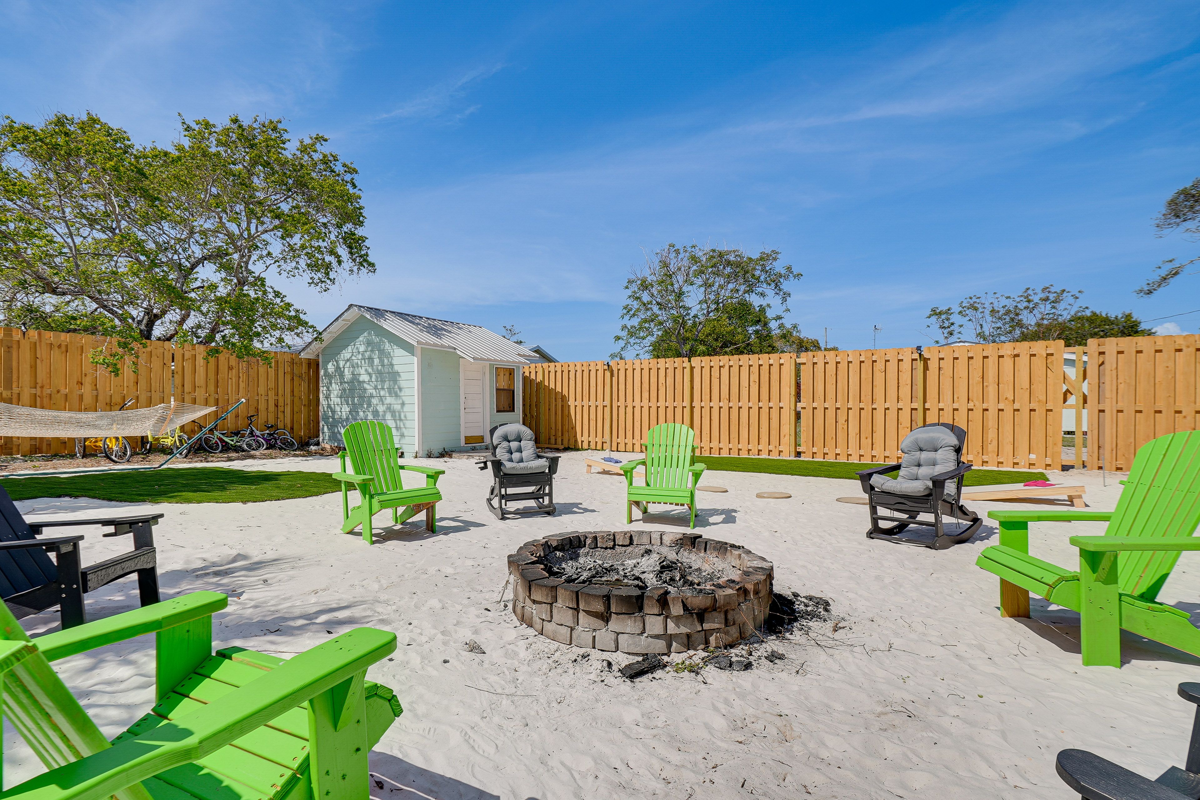 Fenced Backyard | Outdoor Showers | Putting Greens | Yard Games