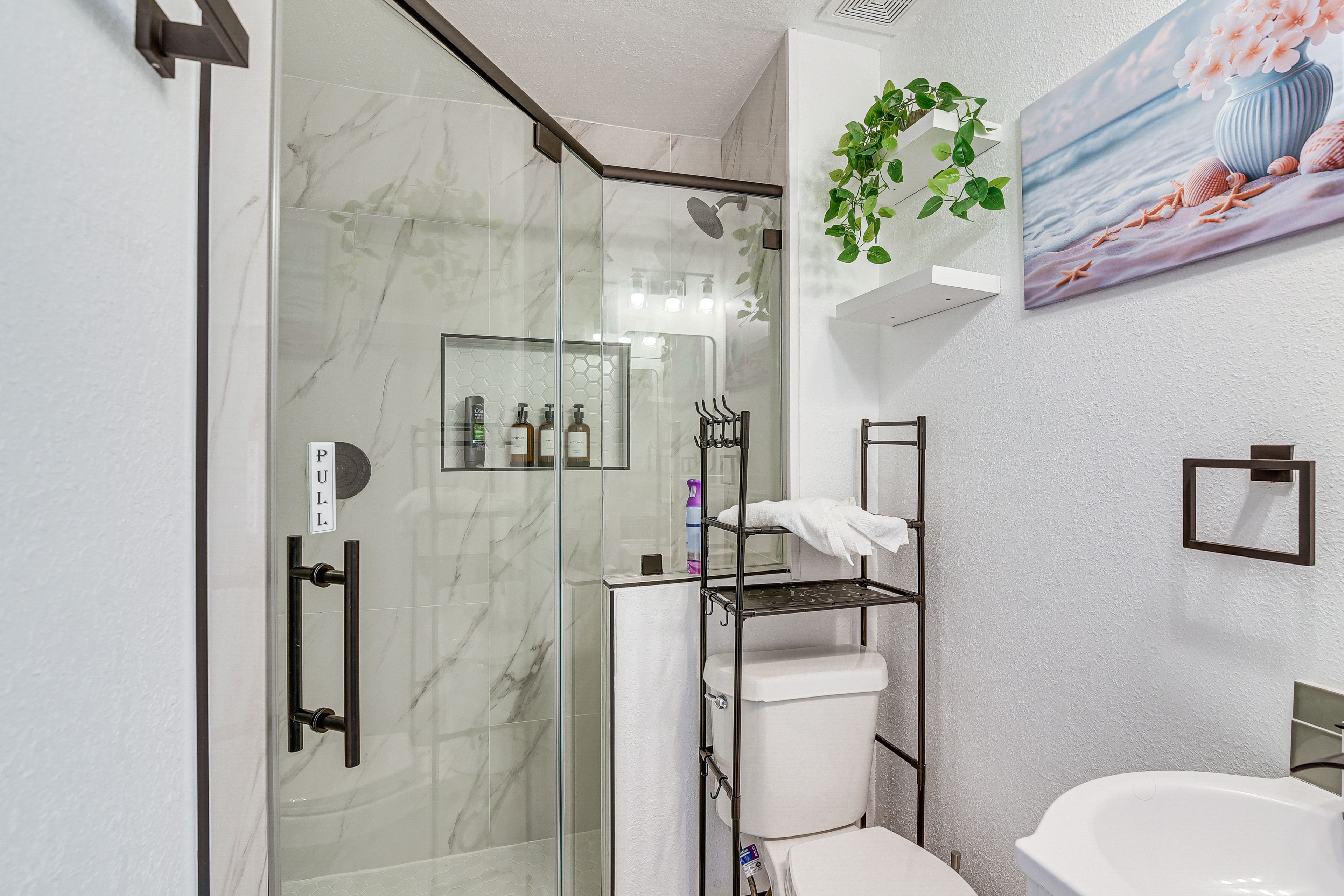 Full Bathroom | 2nd Floor