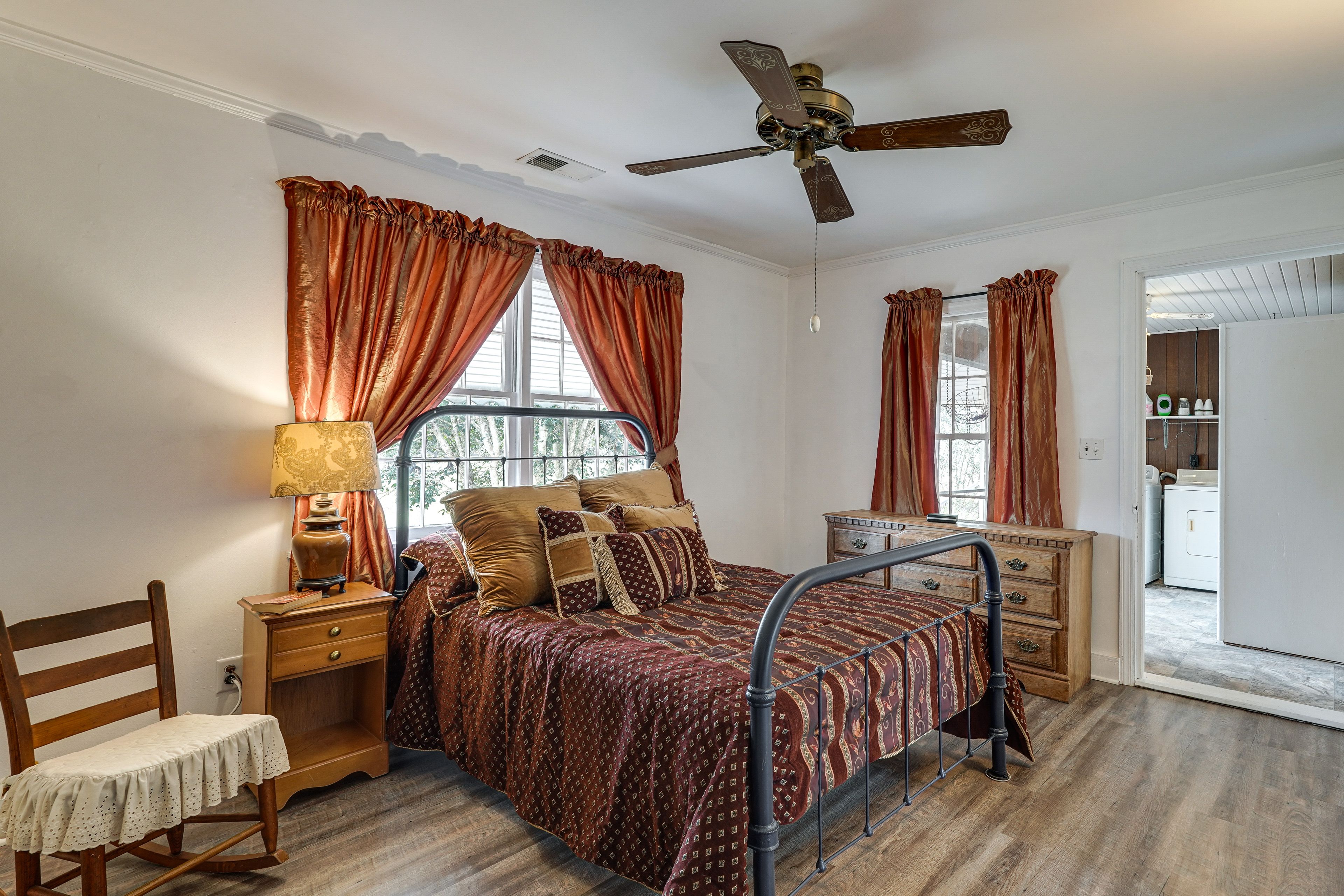 Bedroom 1 | Queen Bed