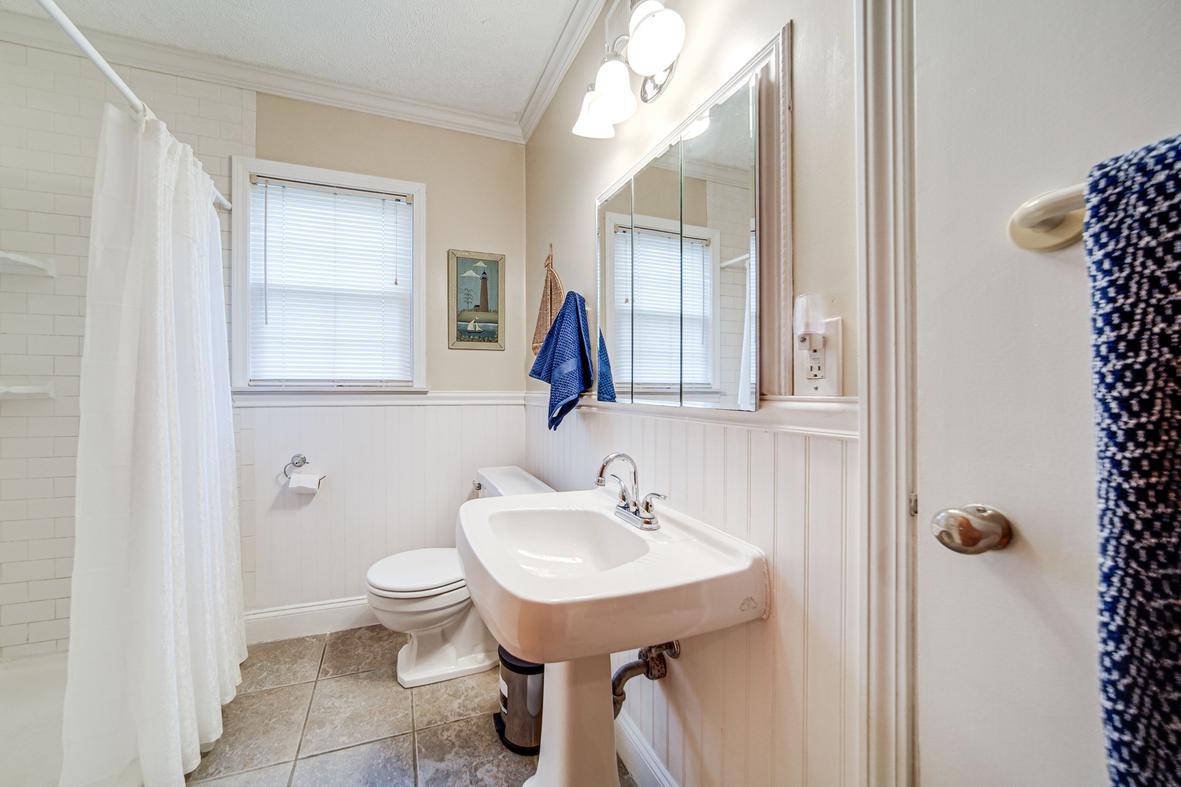 Full Bathroom | Shower | Towels & Linens Provided