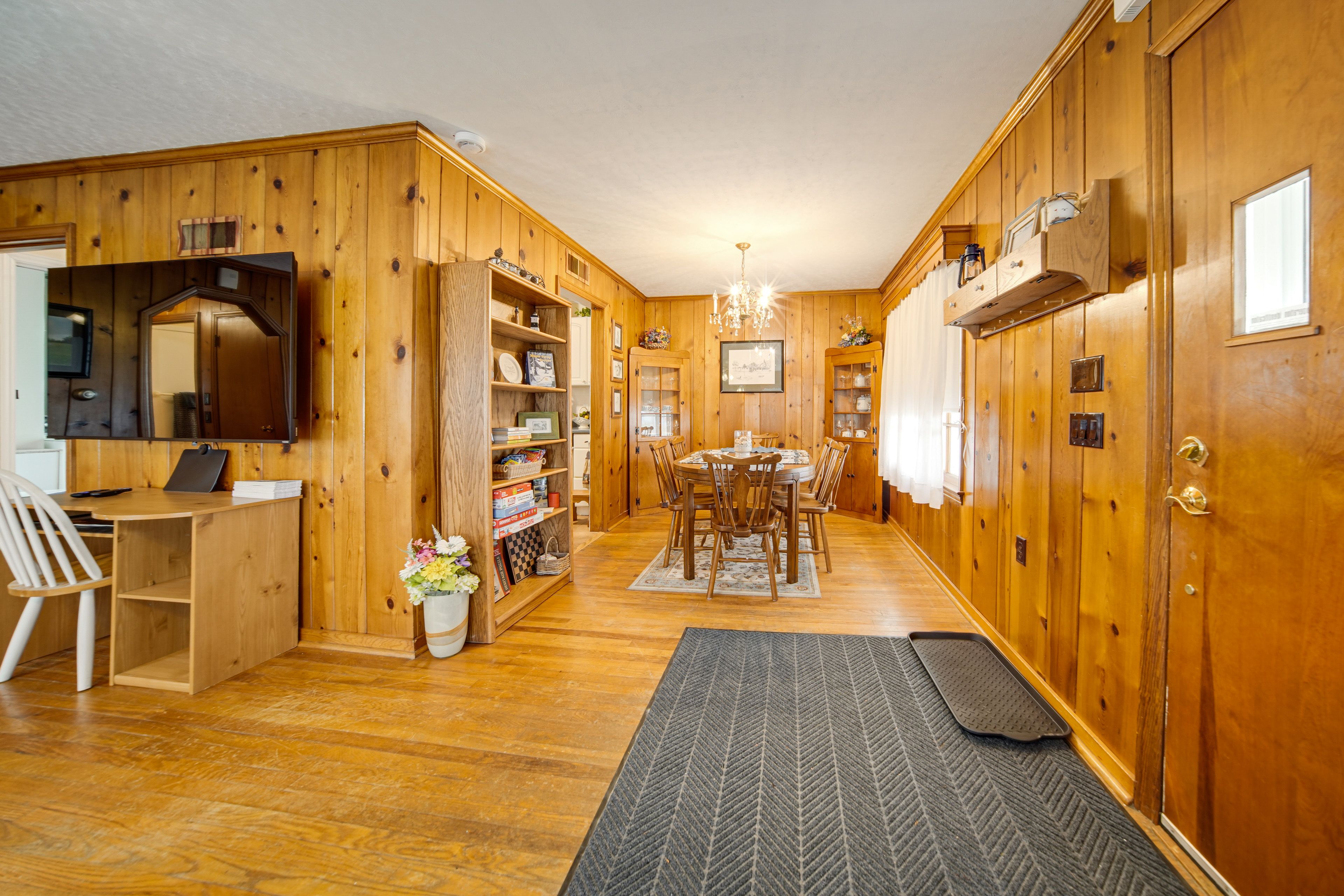 Dining Area | Dishes & Flatware Provided