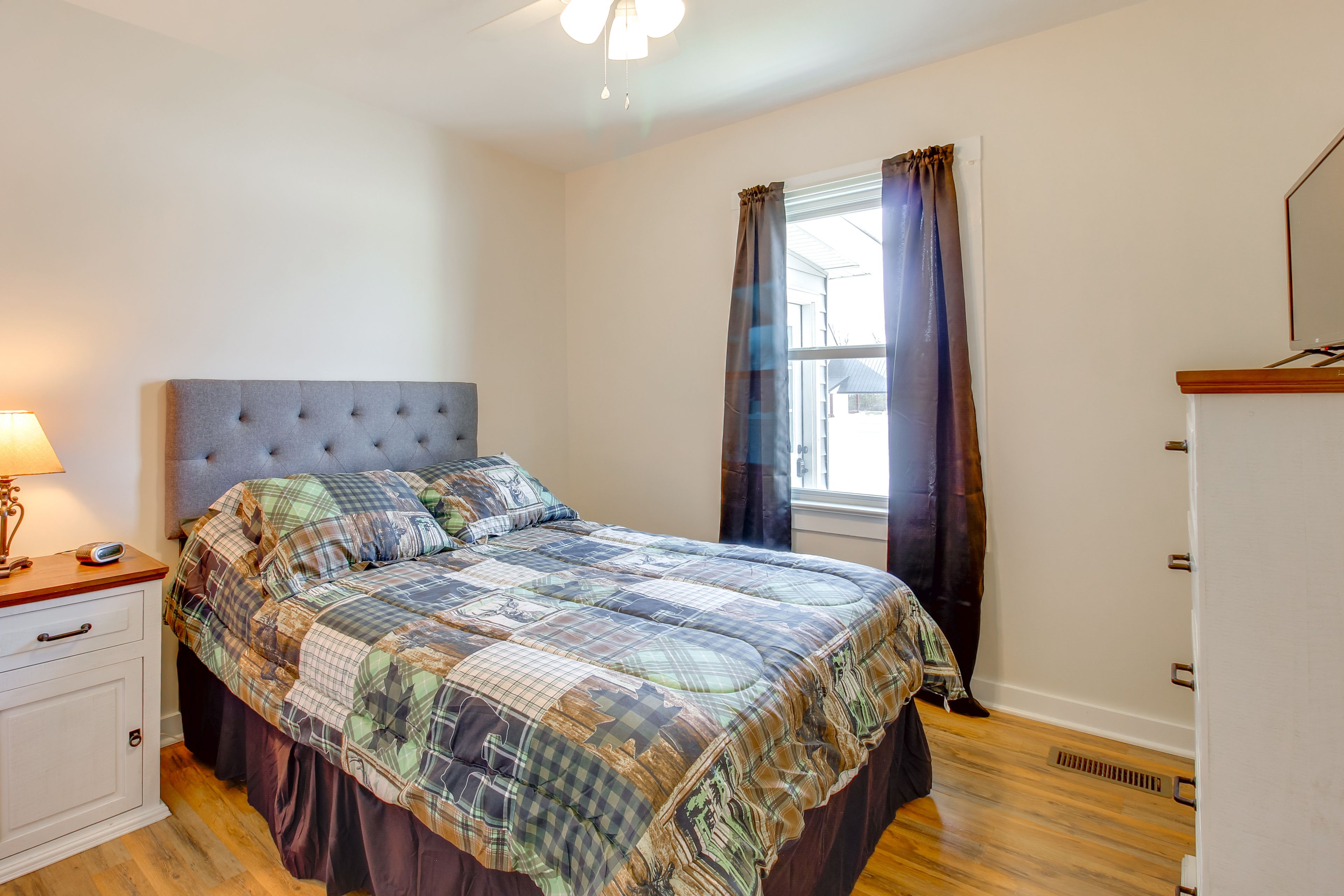 Bedroom 2 | Queen Bed