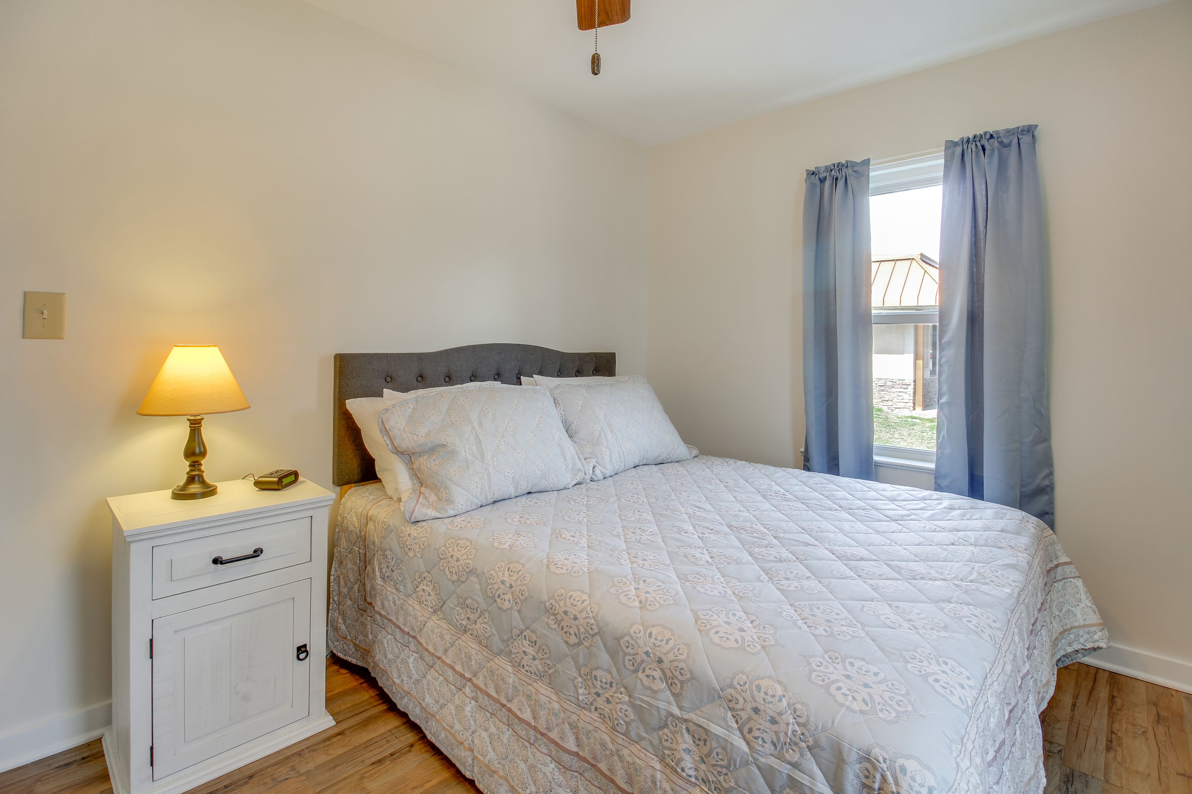 Bedroom 1 | Queen Bed