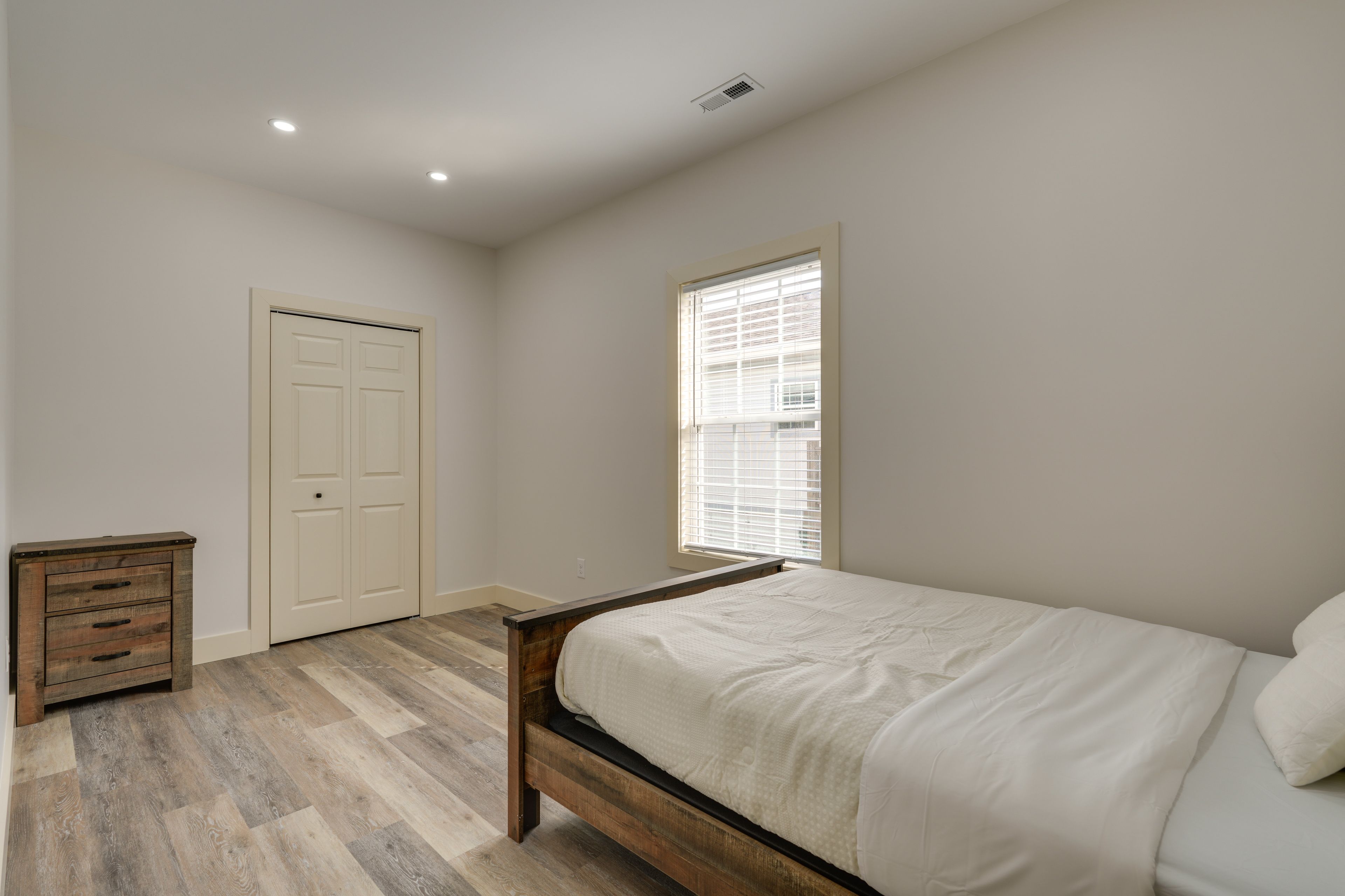 Bedroom 2 | Queen Bed