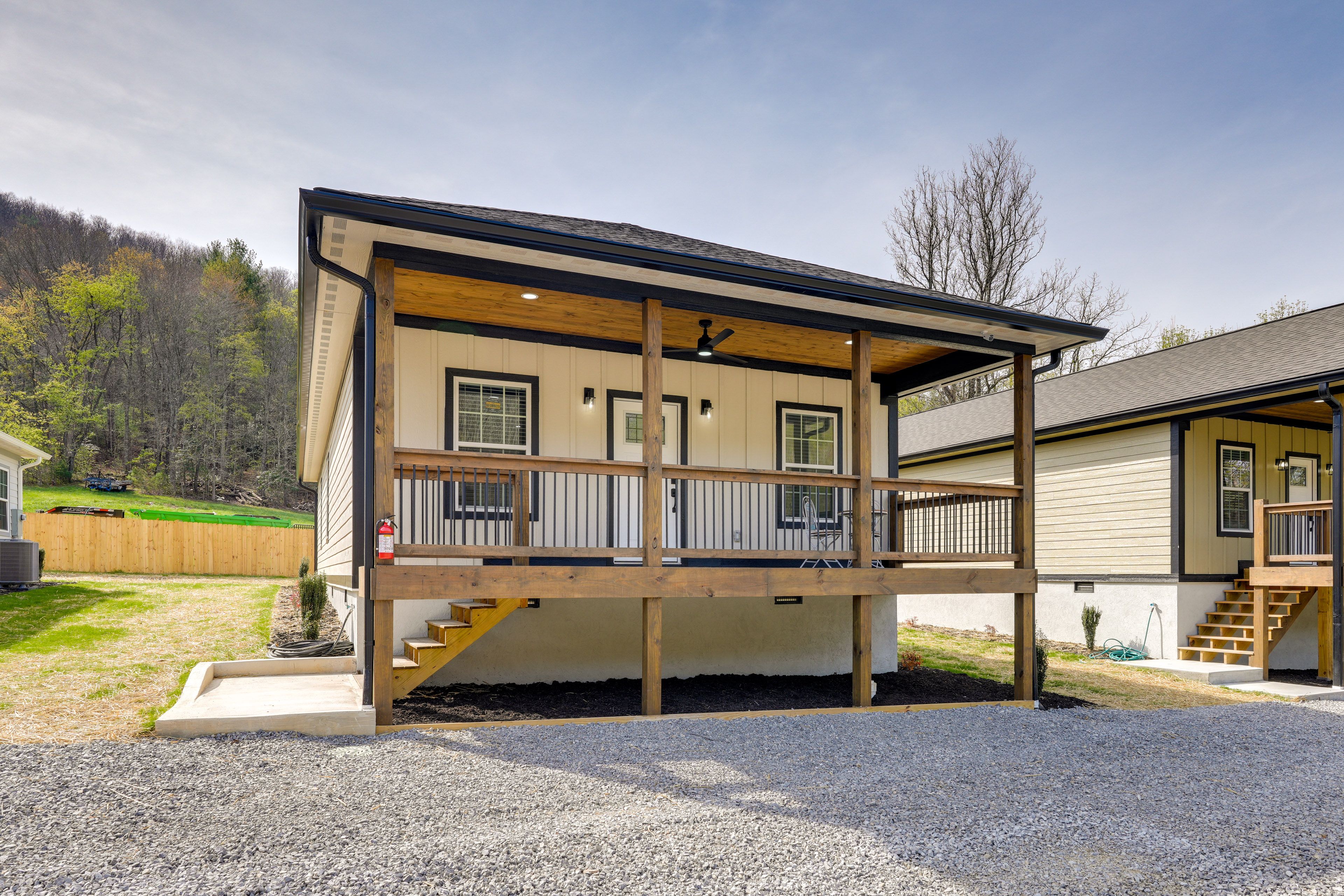 Property Exterior | Driveway (3 Vehicles)