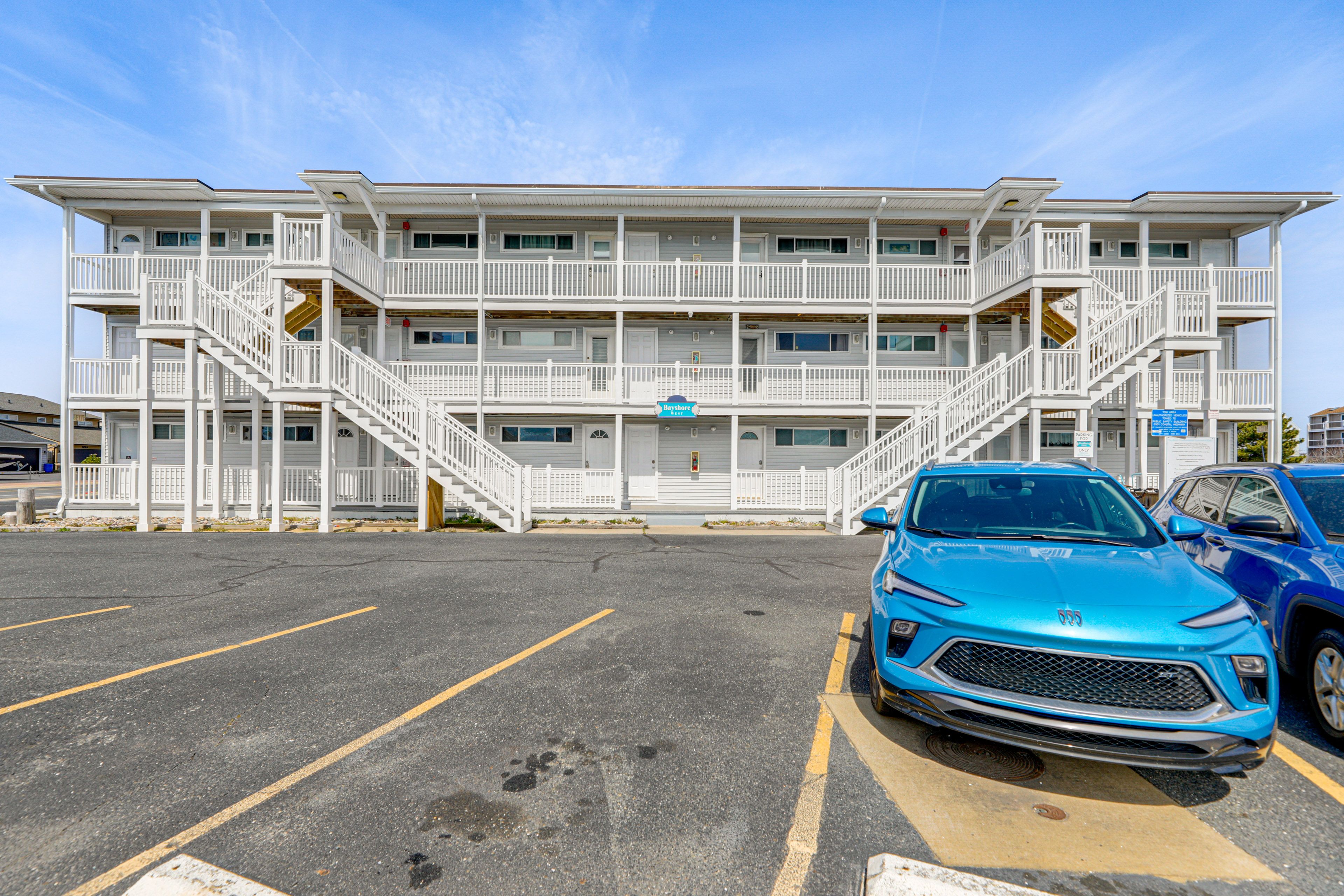 Parking | Designated Spaces (1 Vehicle) | Free Street