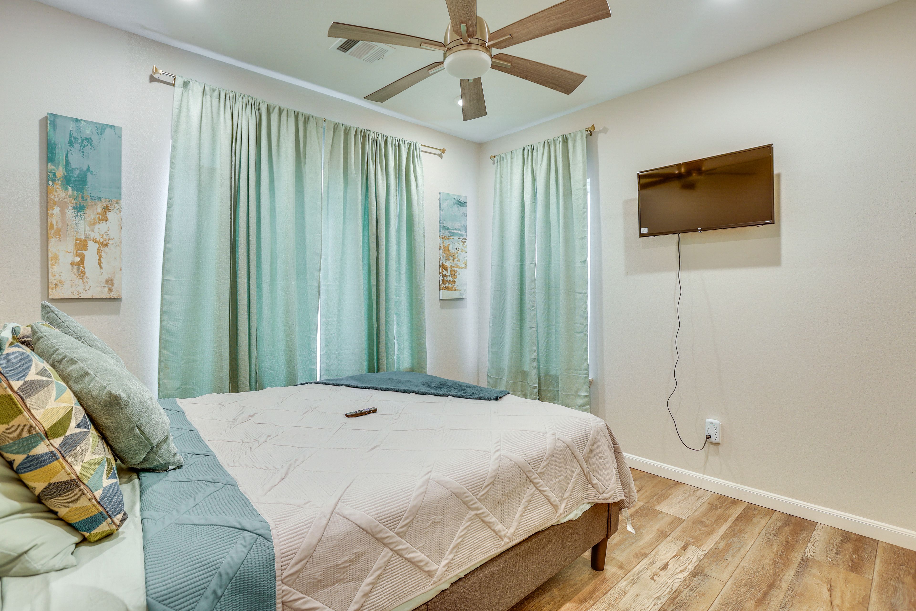 Bedroom 3 | Queen Bed