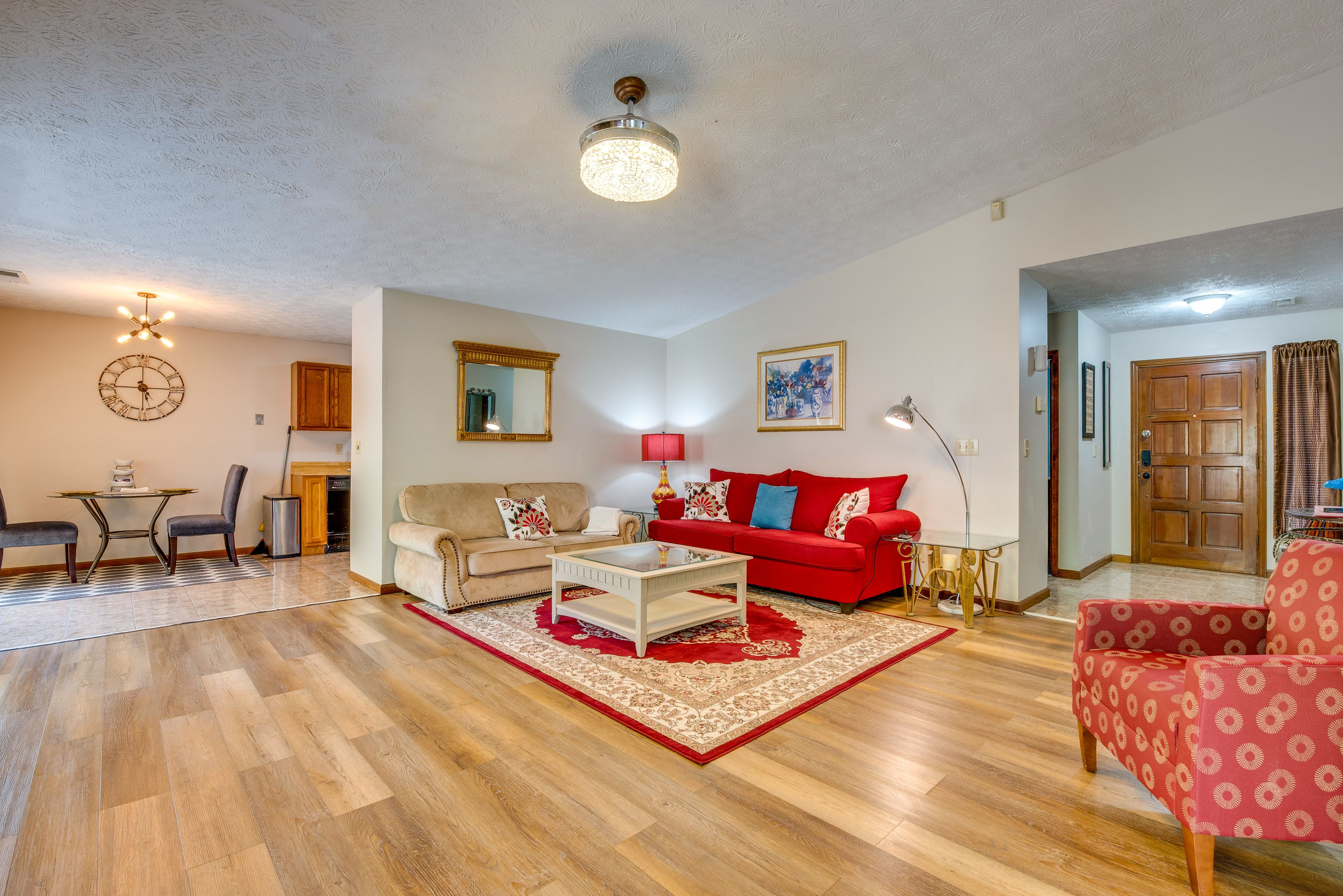 Living Room | Fireplace | Free WiFi