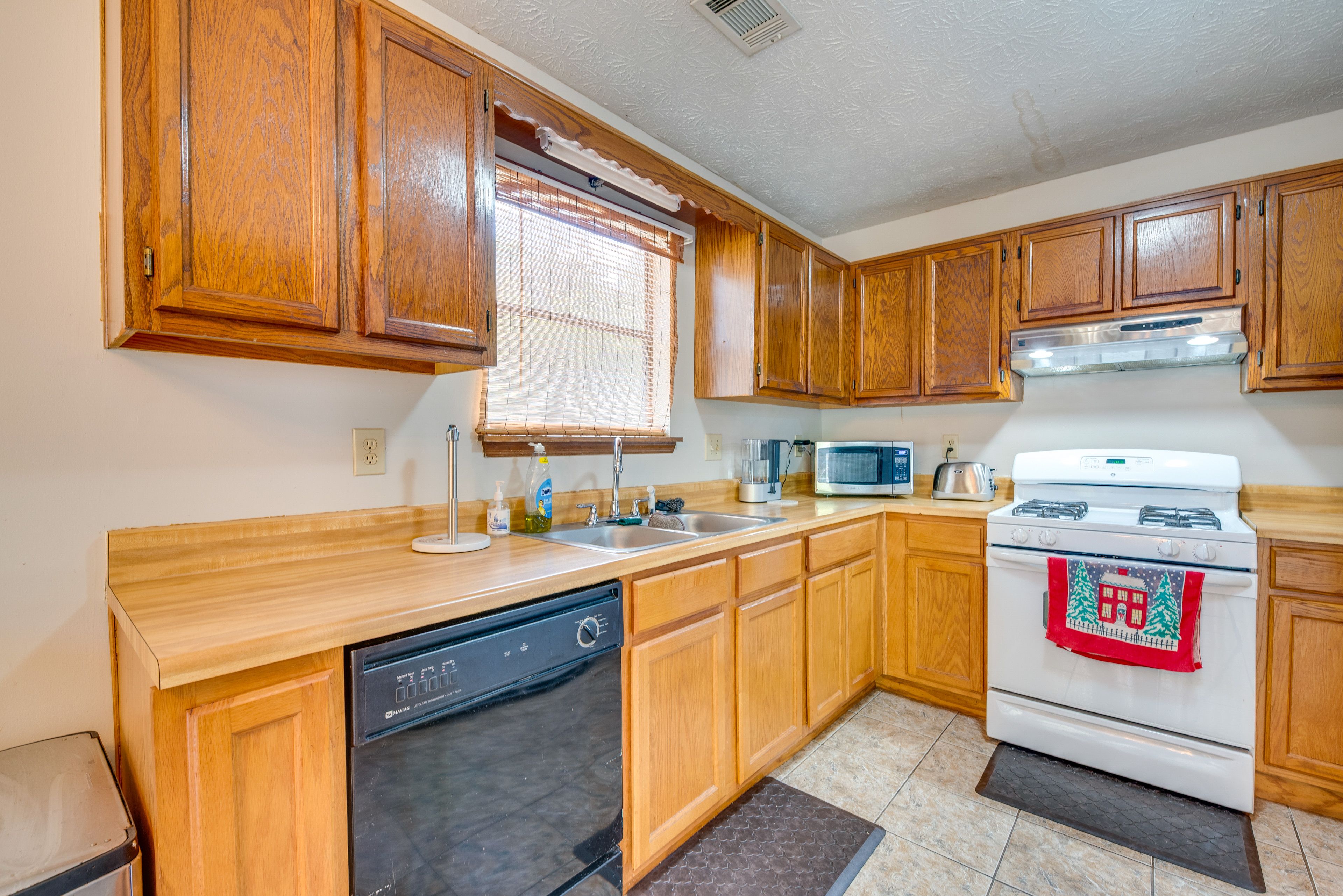 Kitchen | Cooking Basics | Keurig Coffee Maker | Dining Nook