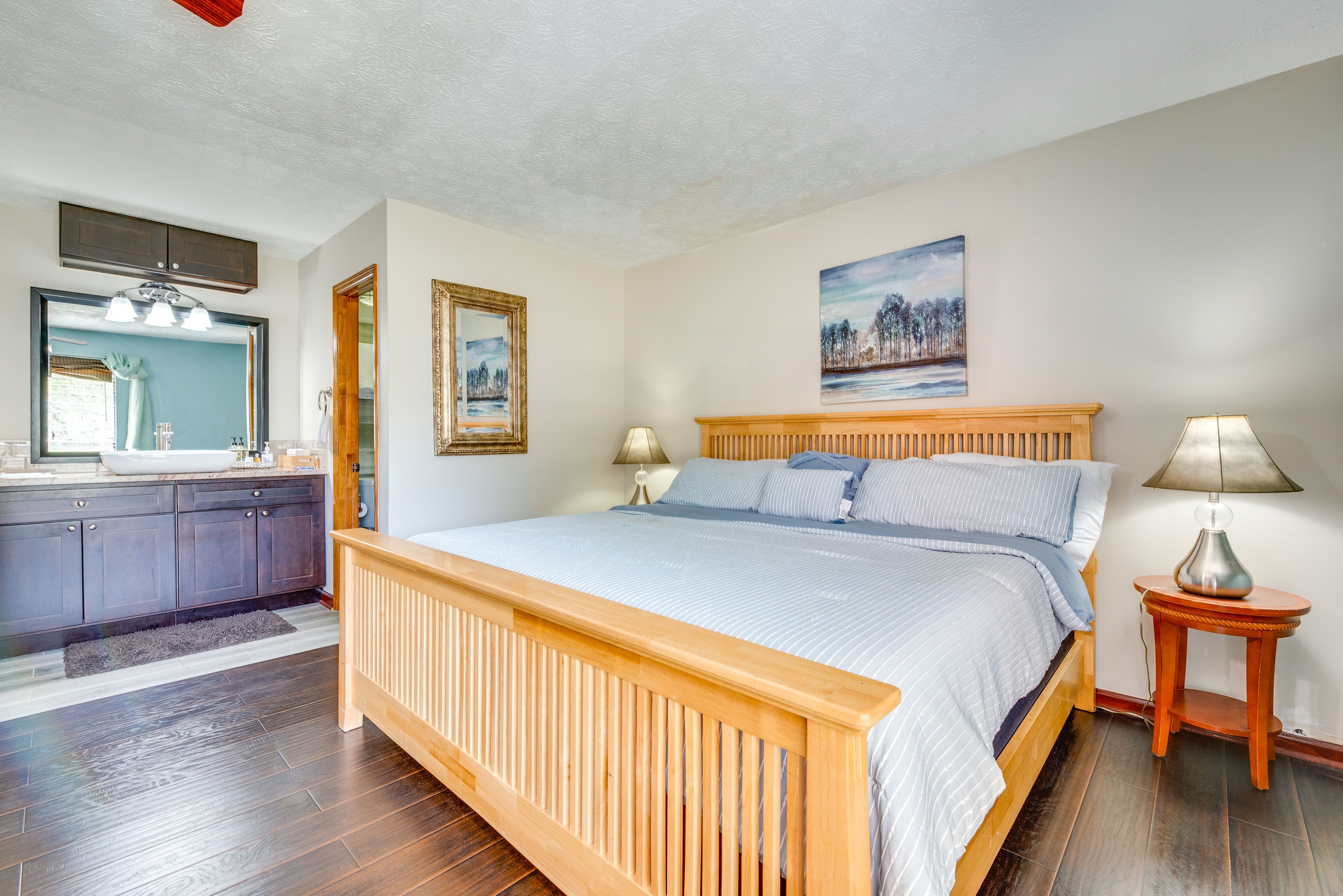 Bedroom 1 | King Bed | En-Suite Bathroom | Lounge/Office Area