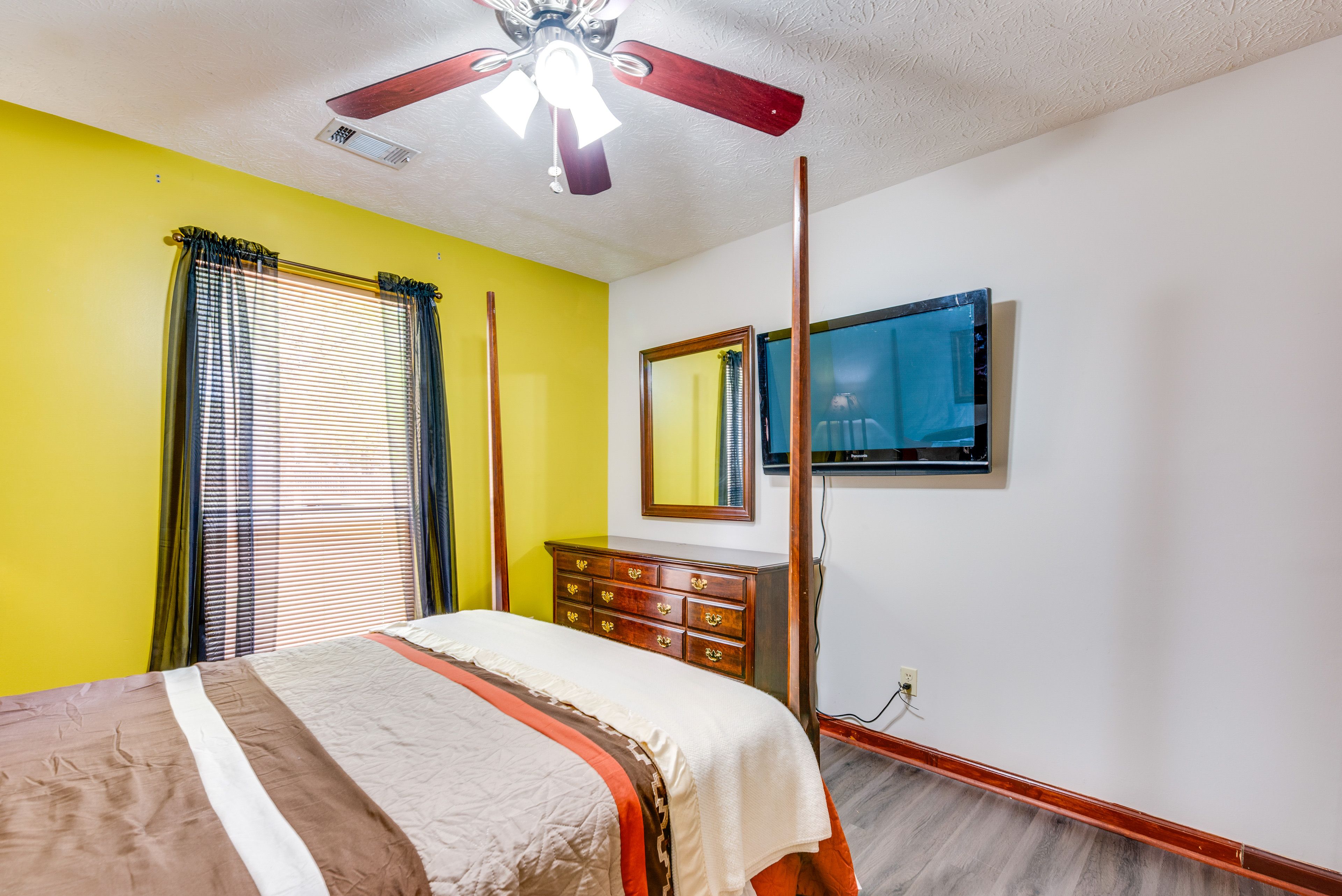 Bedroom 3 | Queen Bed