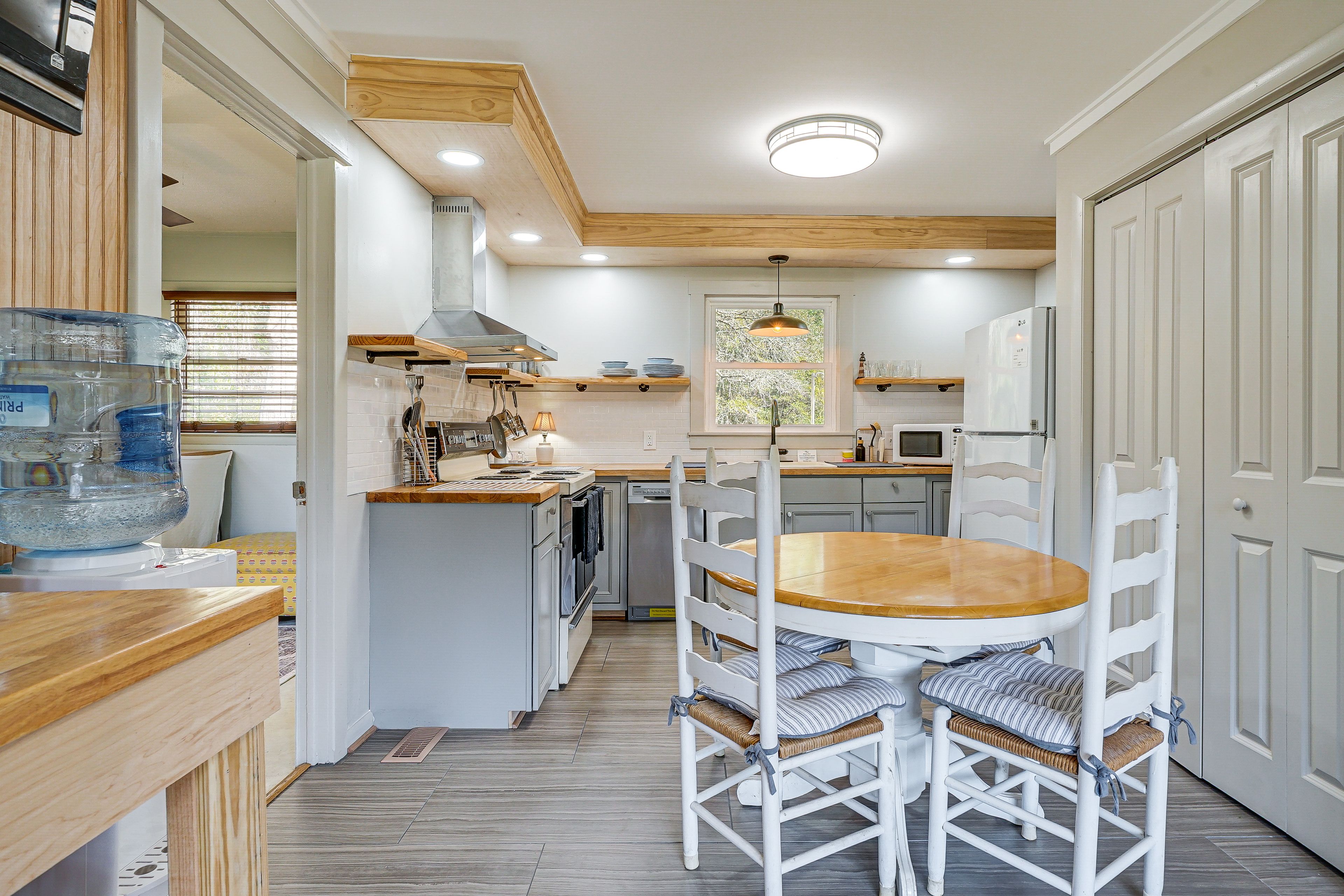 Dining Area | Dishware/Flatware