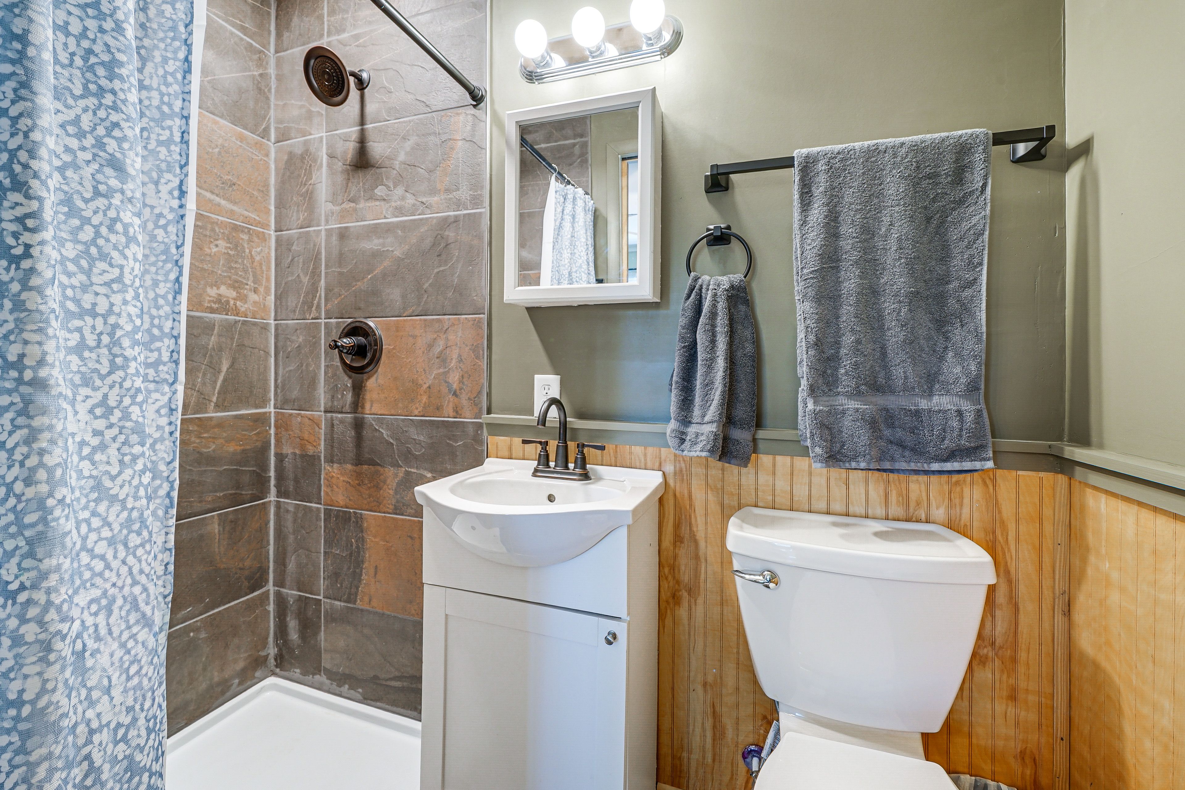 Full Bathroom | Towels Provided