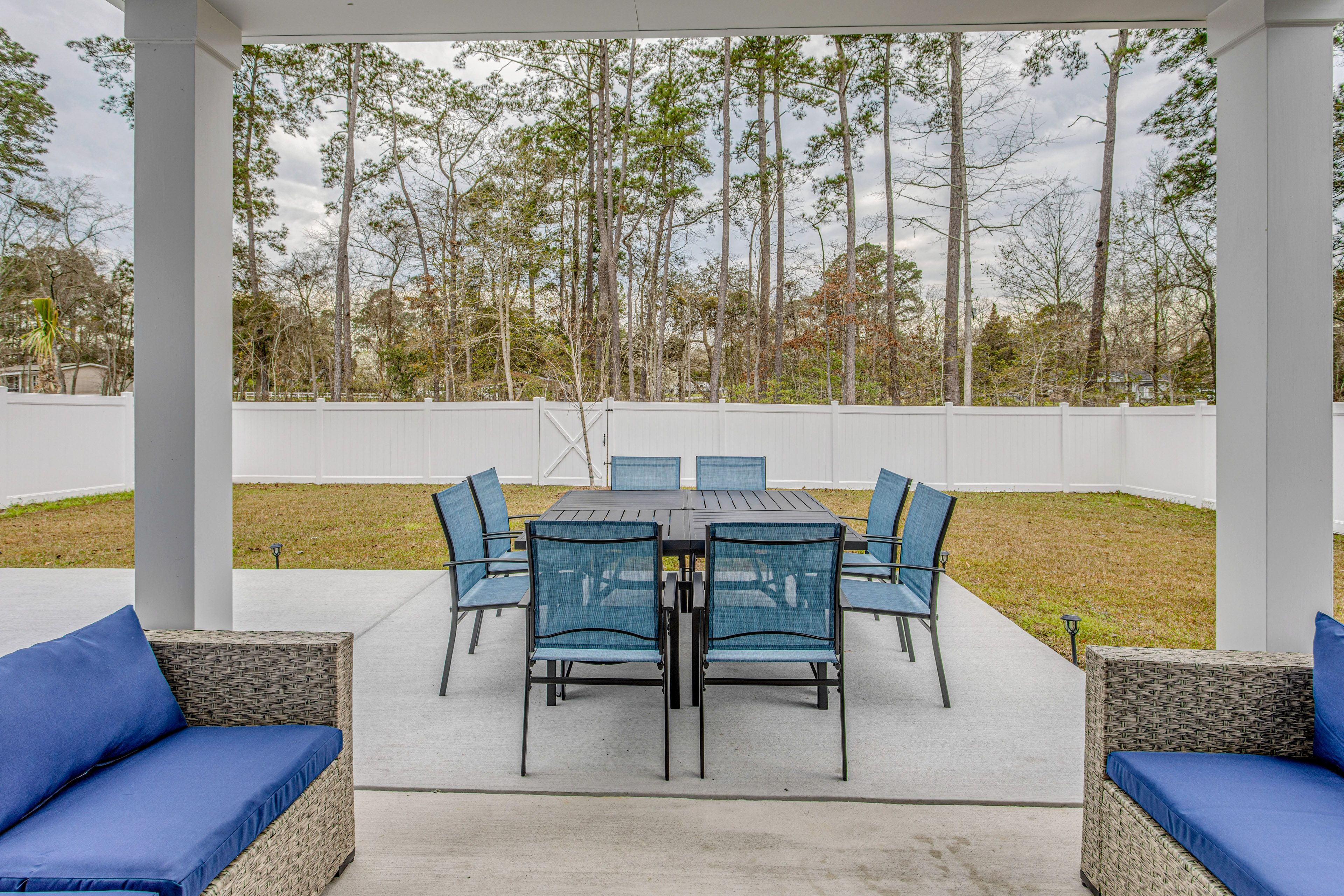 Private Yard & Patio | Outdoor Dining & Seating