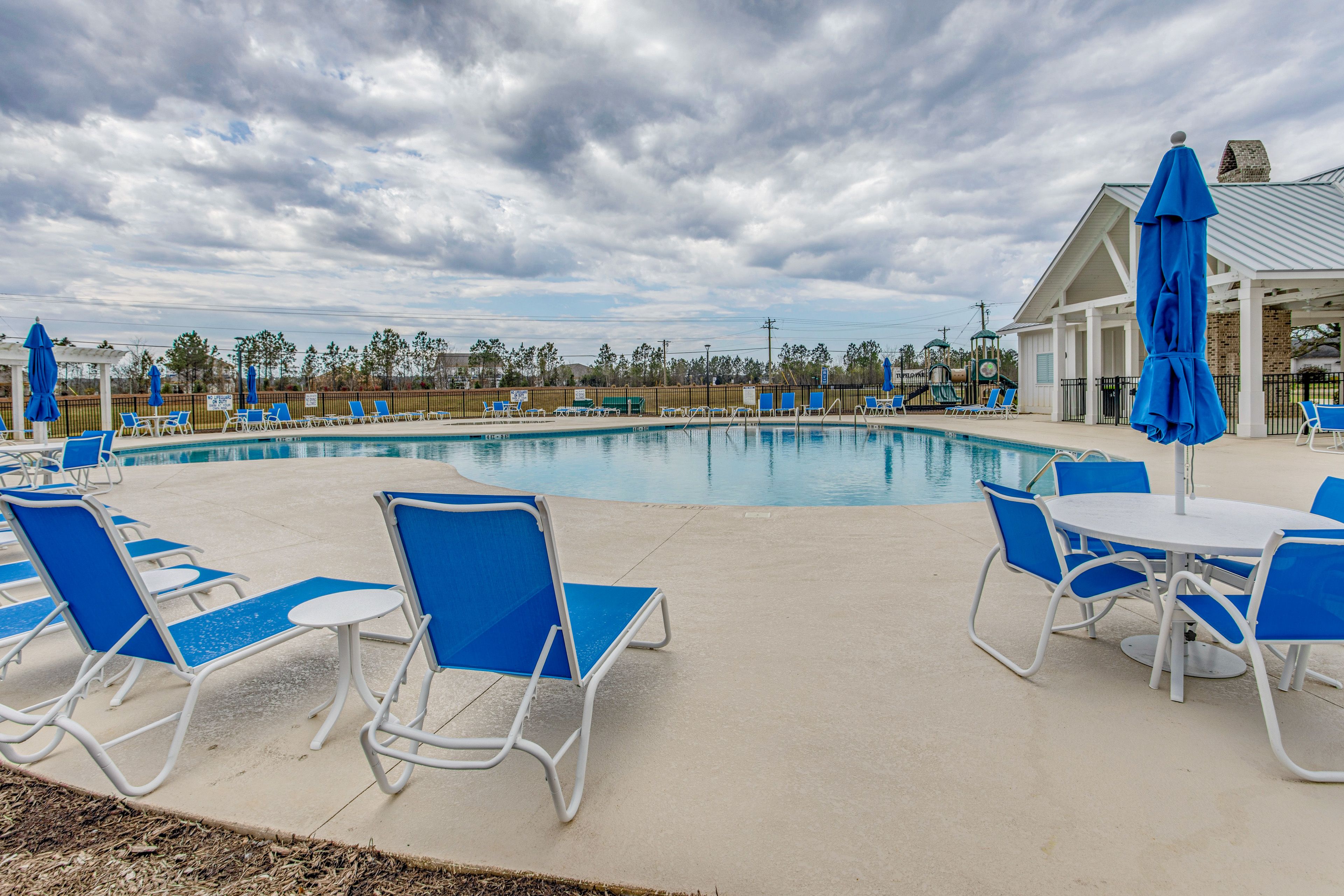 Community Amenities | Outdoor Pool | Grilling & Picnic Area | Playground