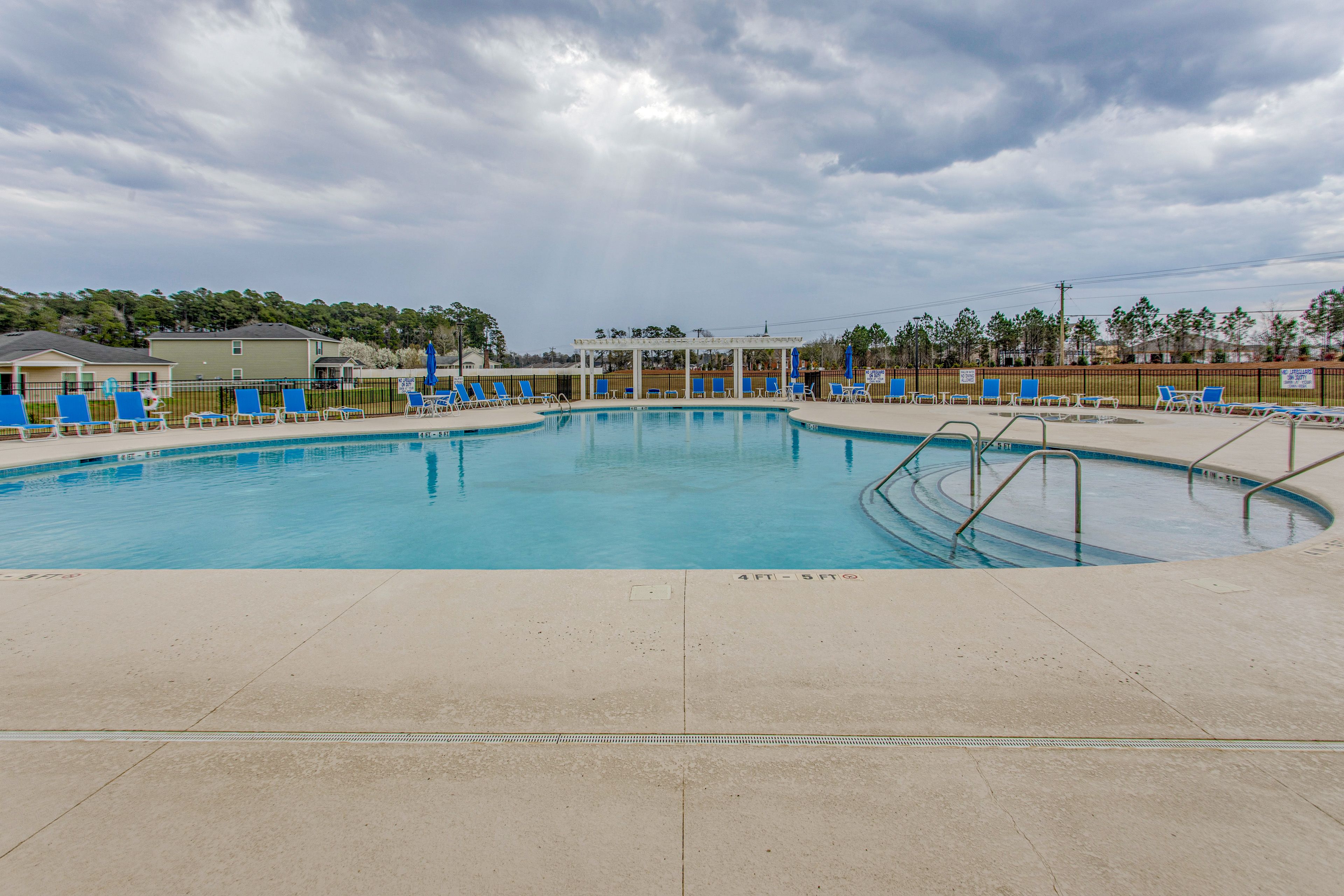 Tupelo Park Community Amenities | Outdoor Pool | Grilling Station