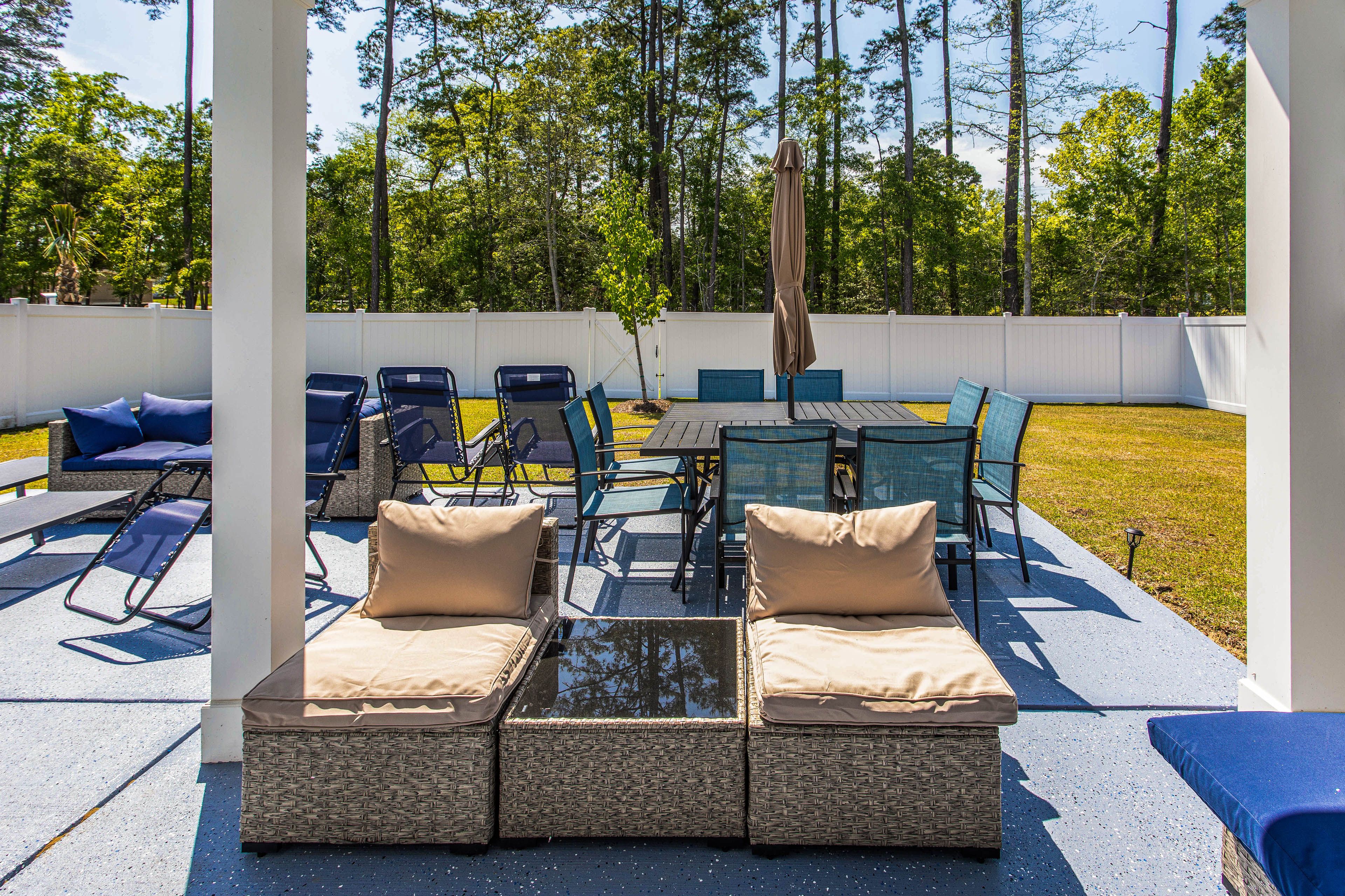 Private Yard & Patio | Outdoor Dining & Seating