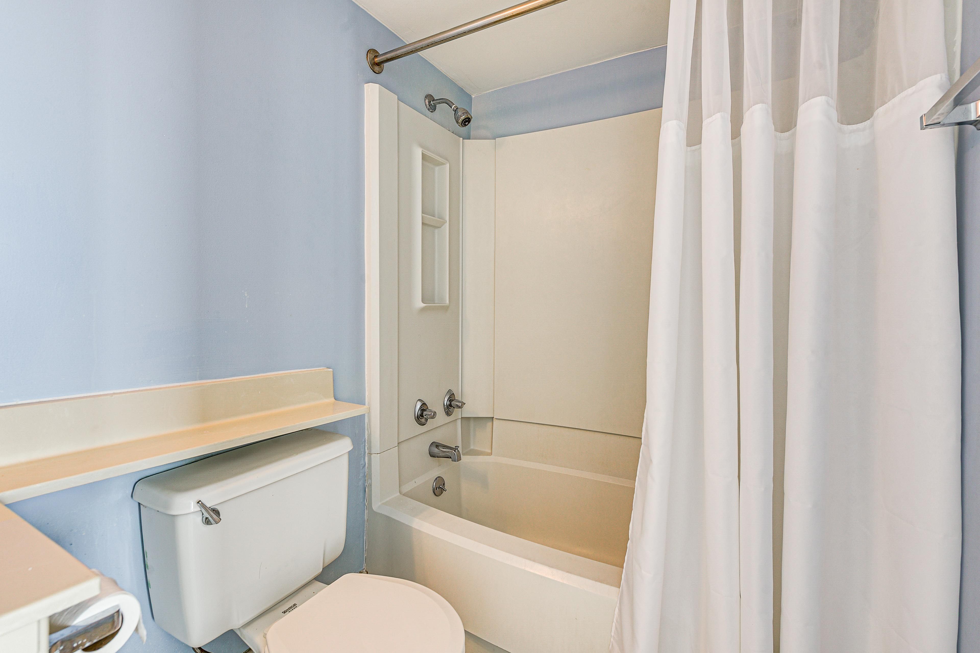 Full Bathroom | Towels Provided | Complimentary Toiletries