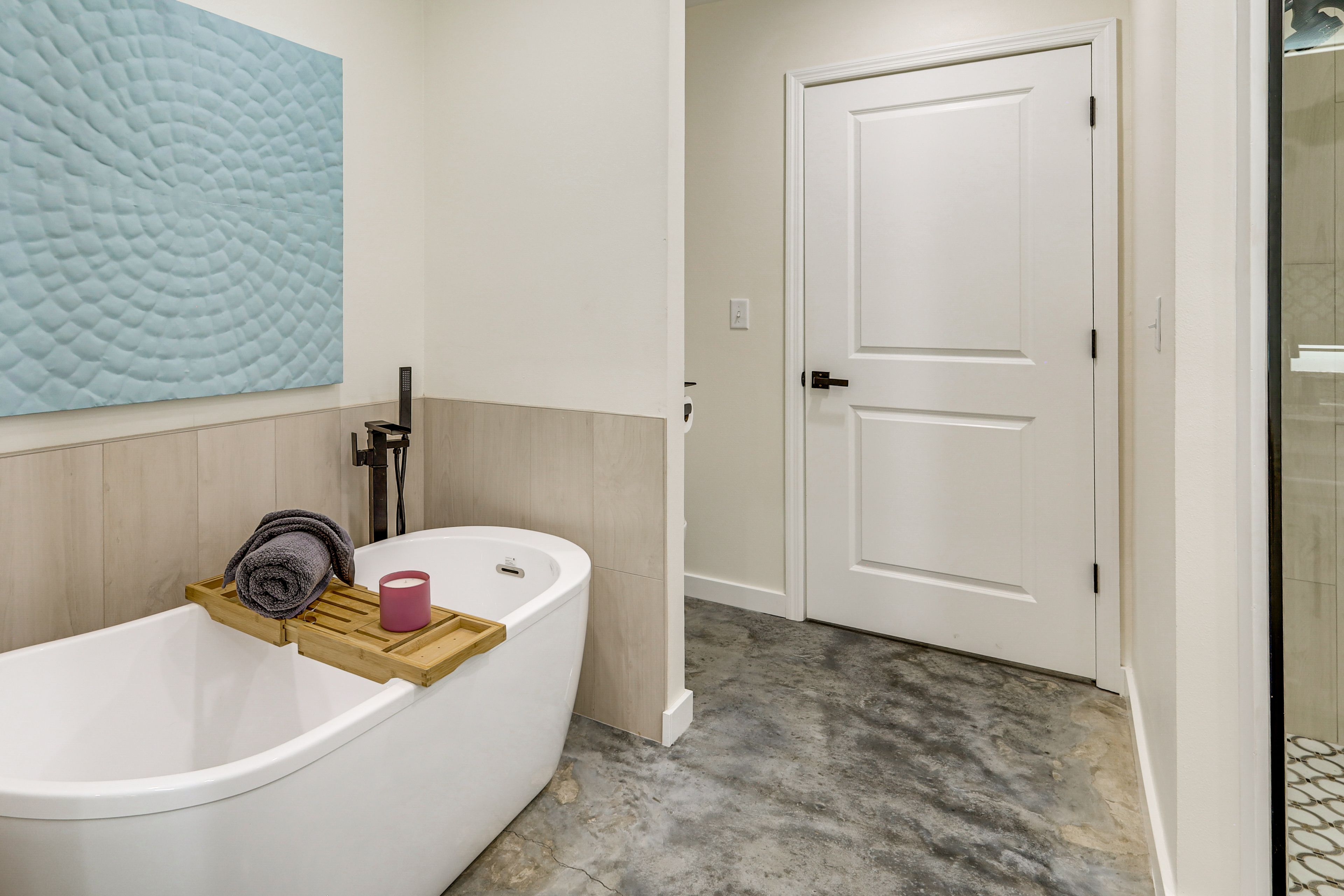 En-Suite Bath & Walk-In Closet | Soaking Tub | Step-In Shower | Laundry Machines