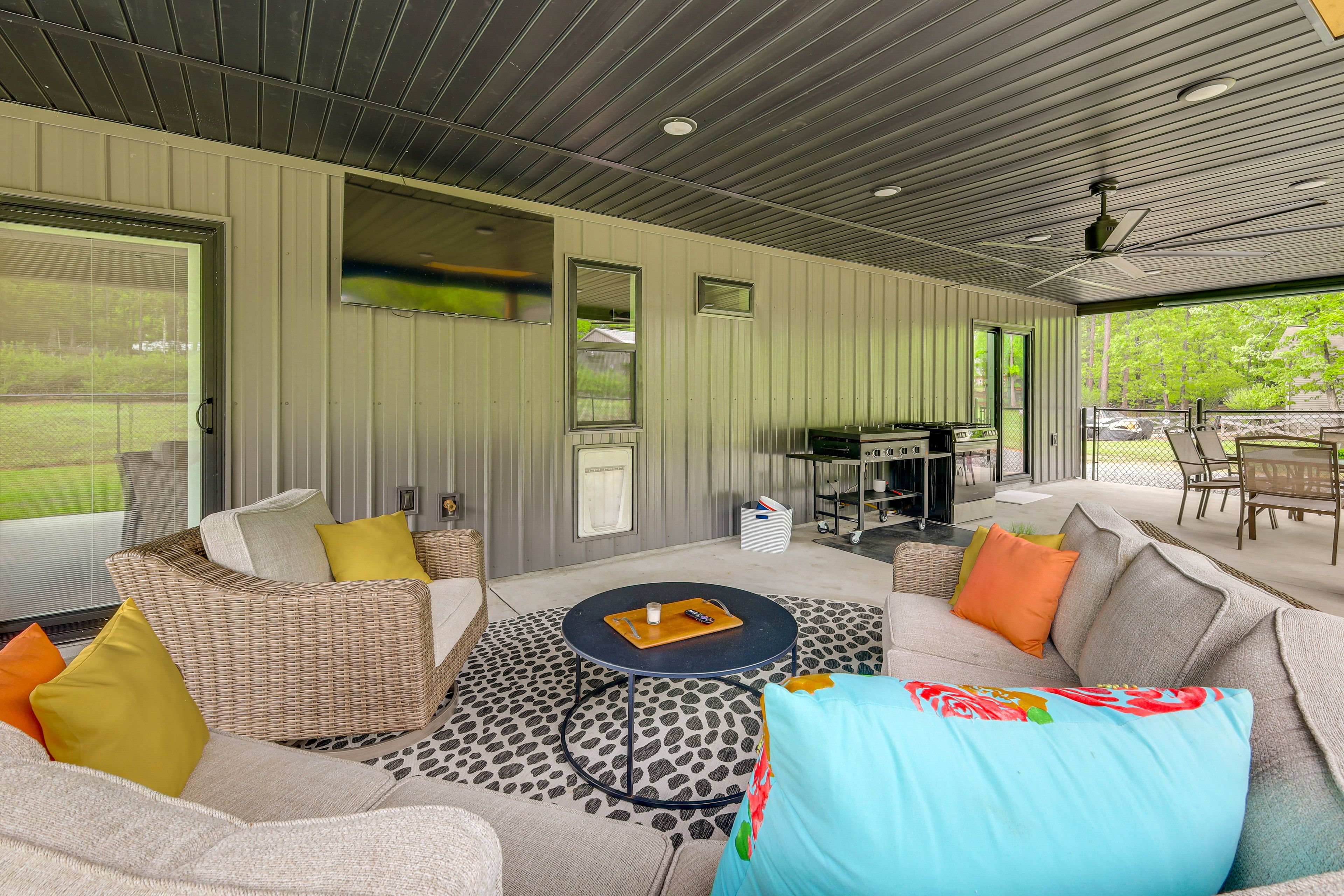 Outdoor Patio | Smart TV | Gas Grill | Stove | Heat Lamps