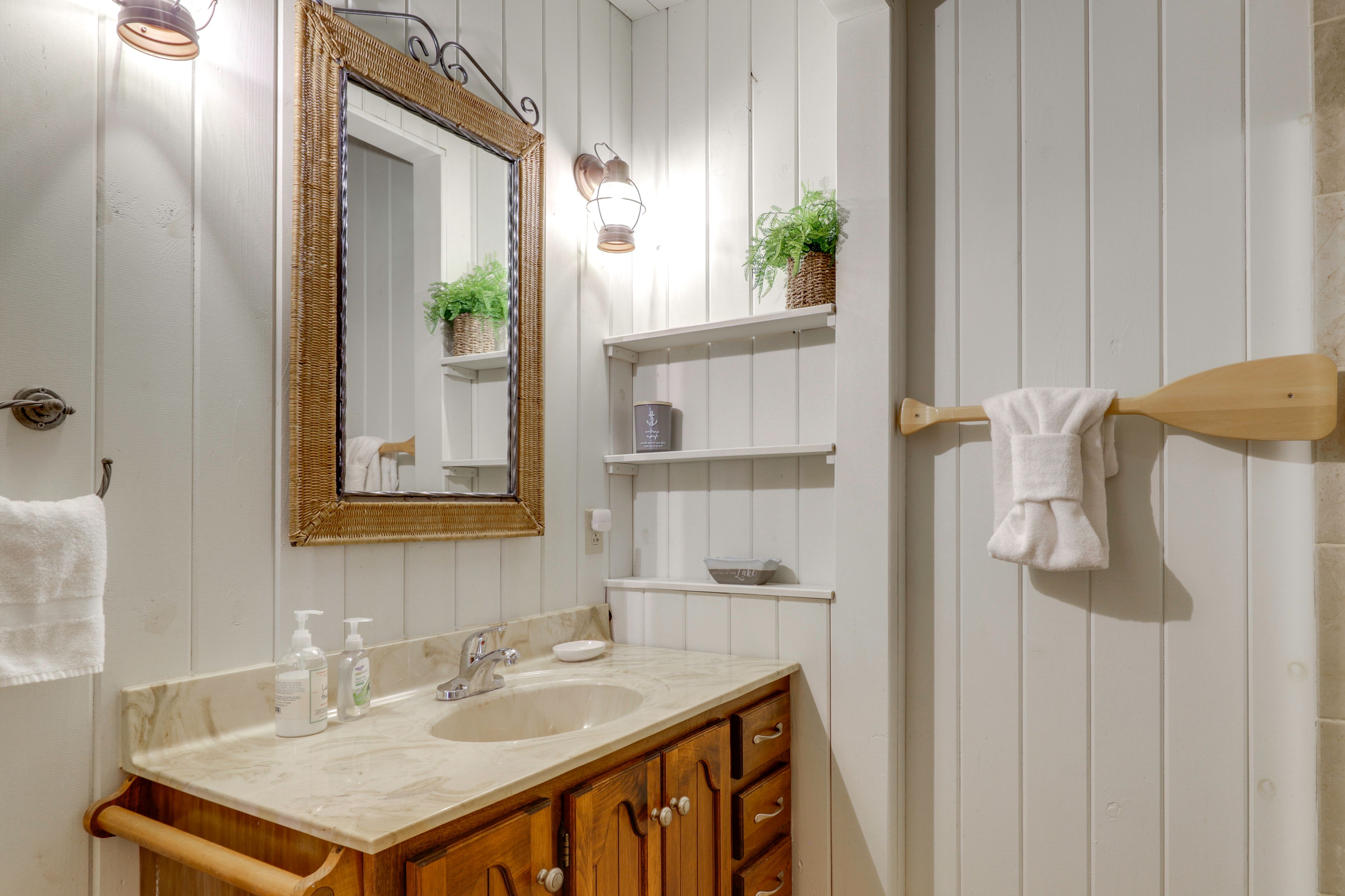 Full Bathroom | Main Floor | Towels & Linens Provided