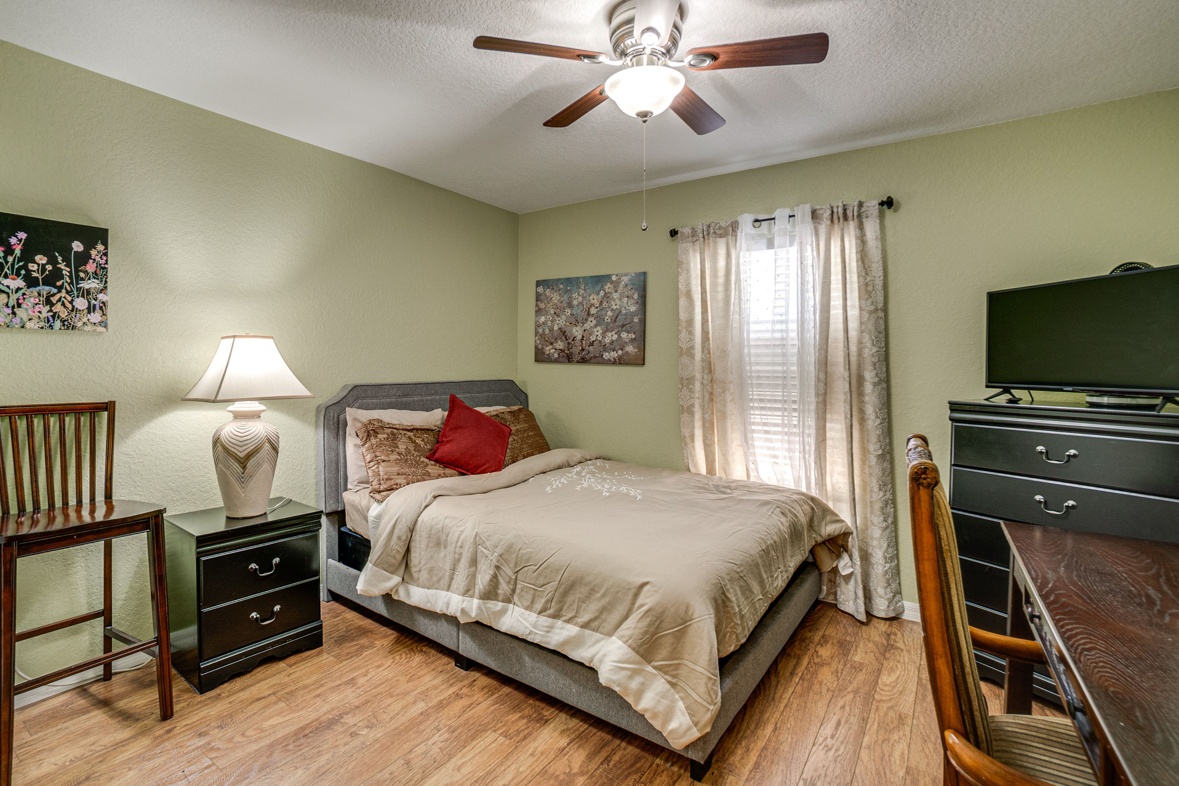 Bedroom 3 | Queen Bed