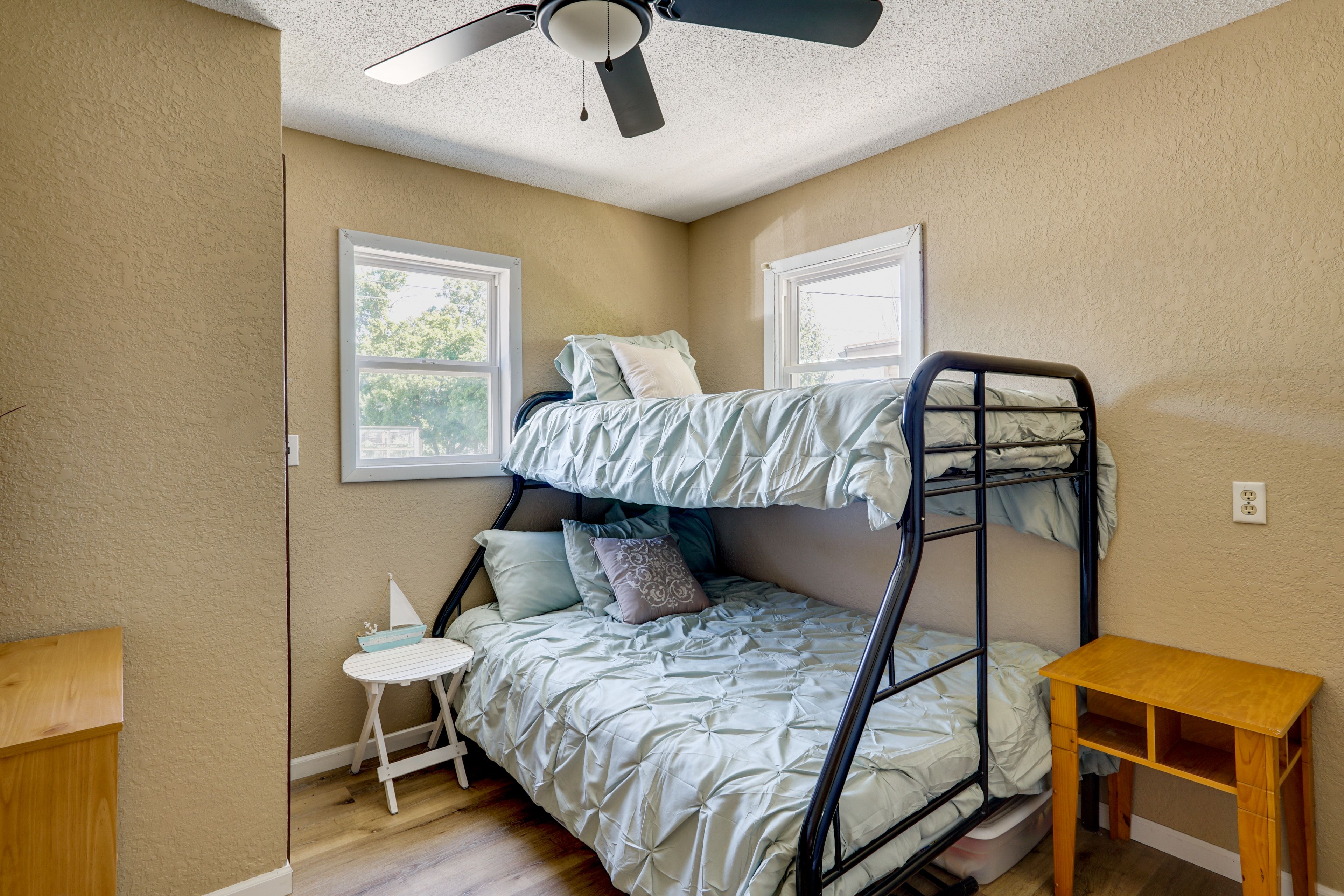 Bedroom 2 | Twin/Full Bunk Bed