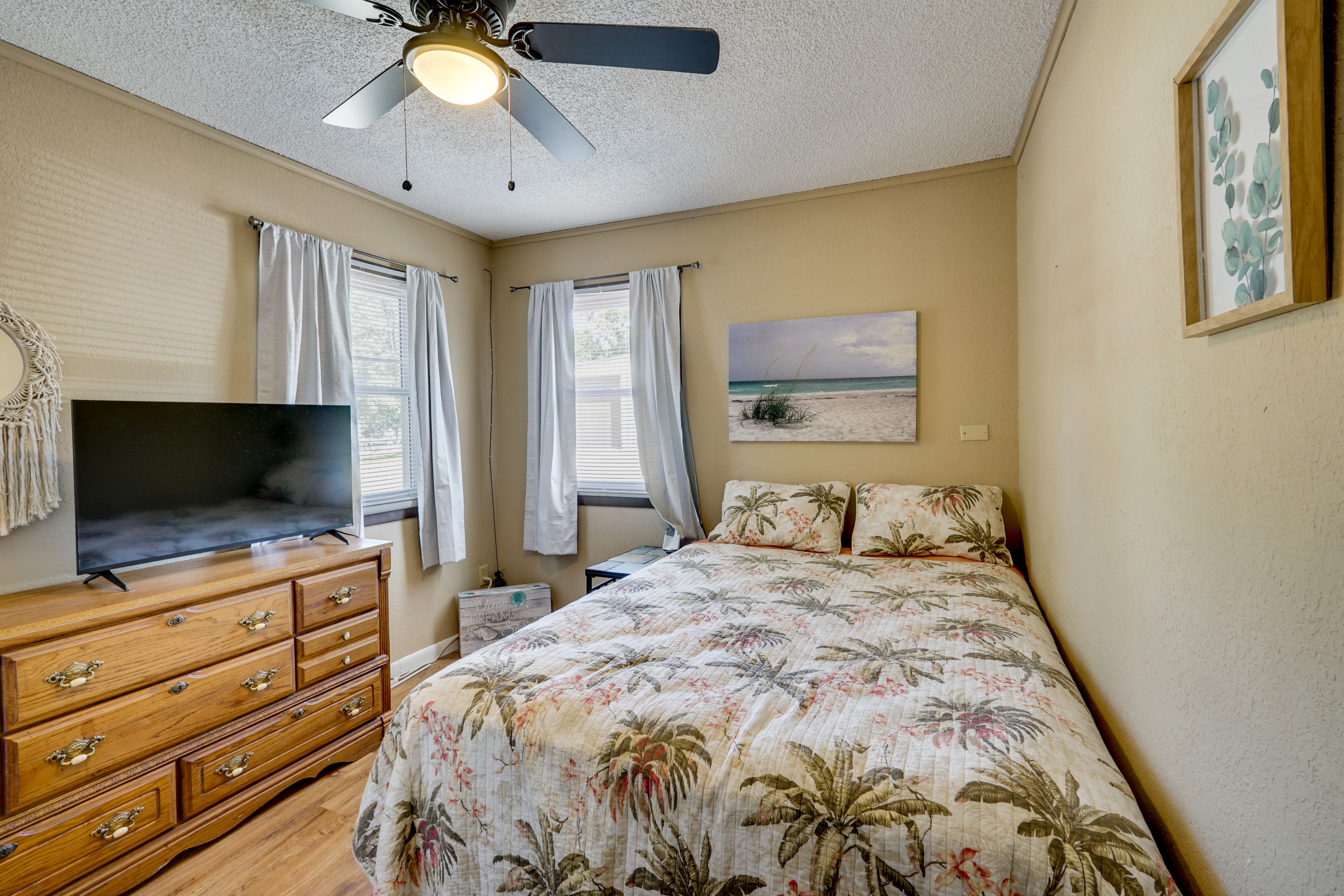 Bedroom 1 | Queen Bed