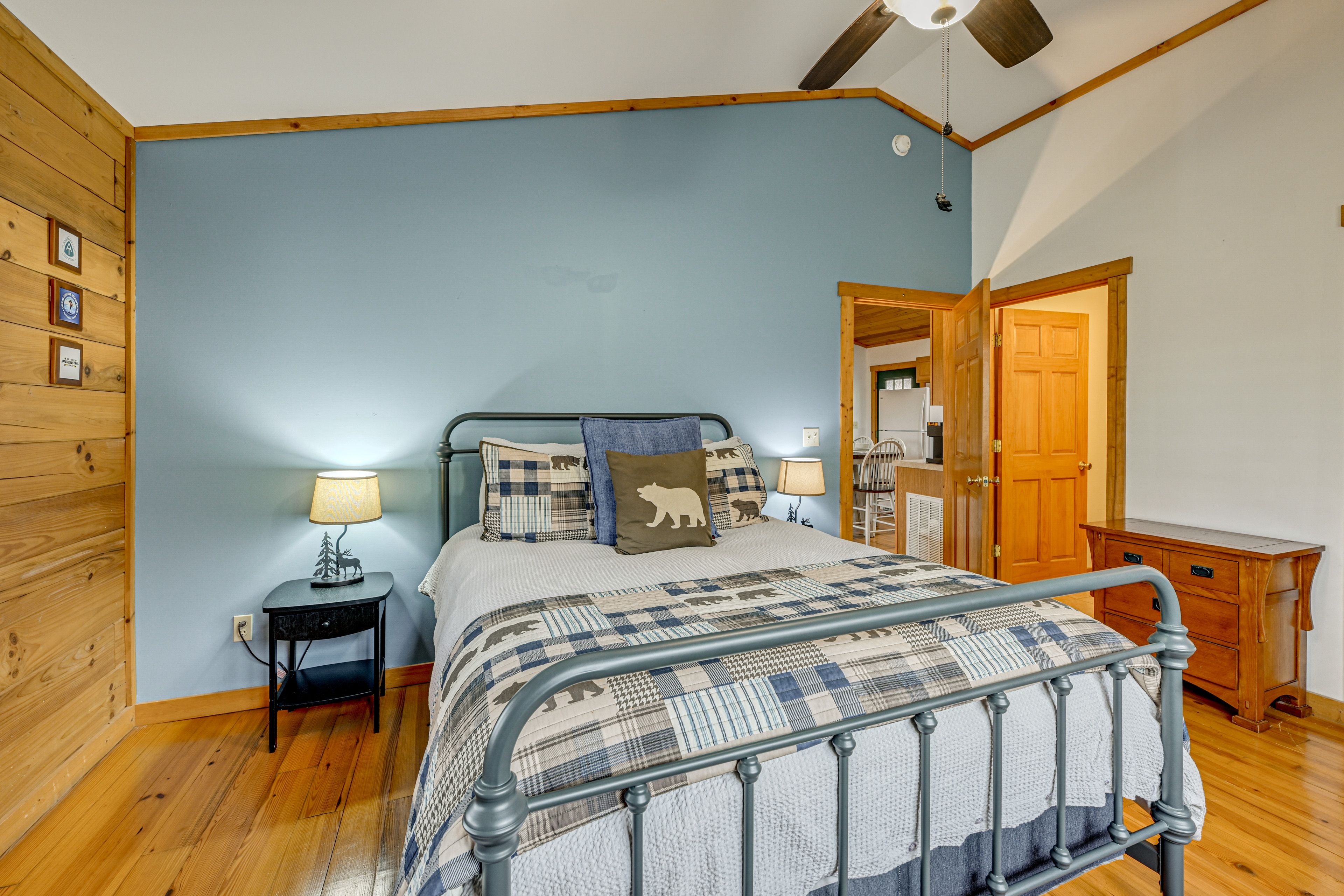 Bedroom 2 | Queen Bed