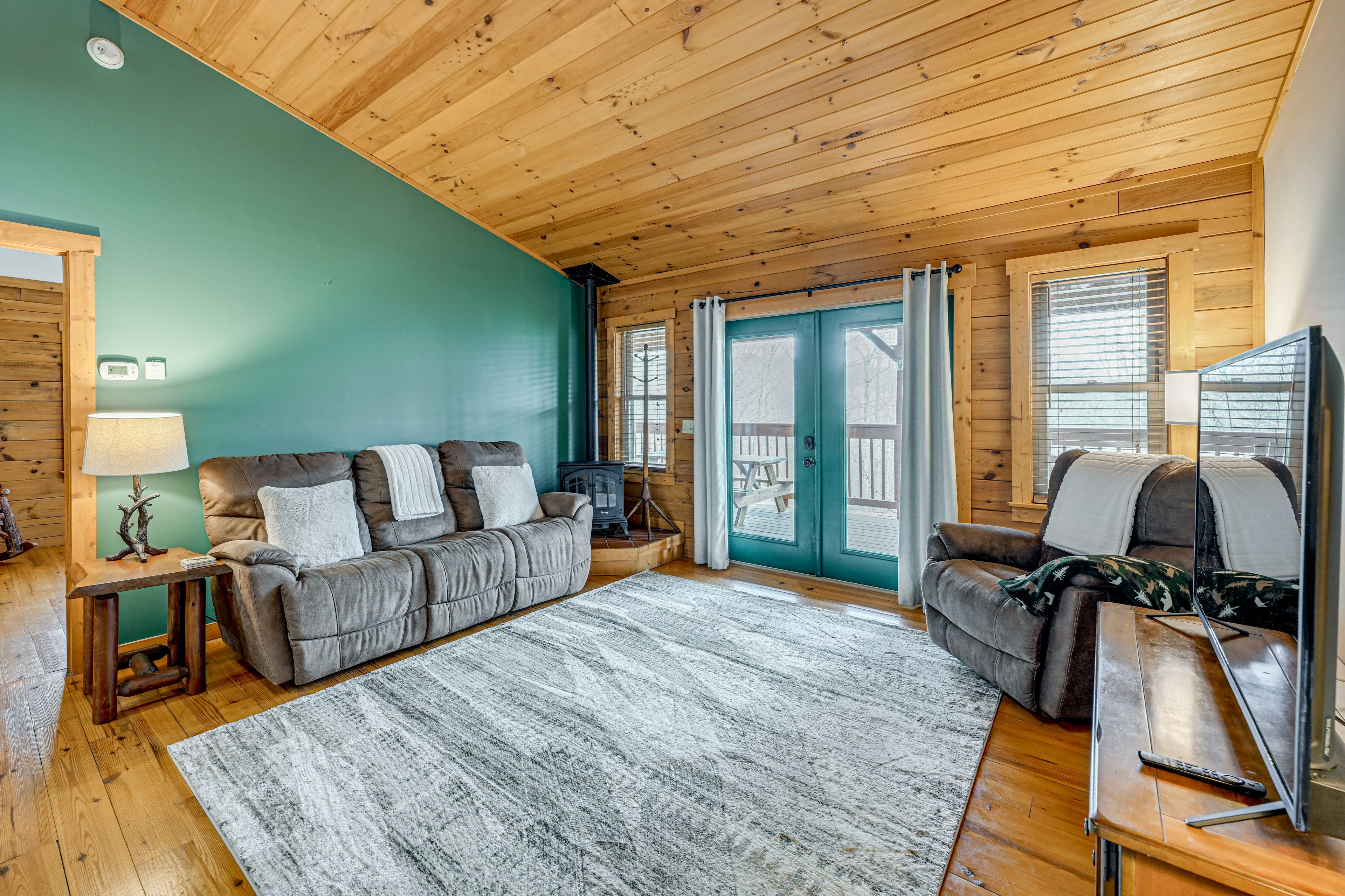 Living Area | Fireplace | Smart TV