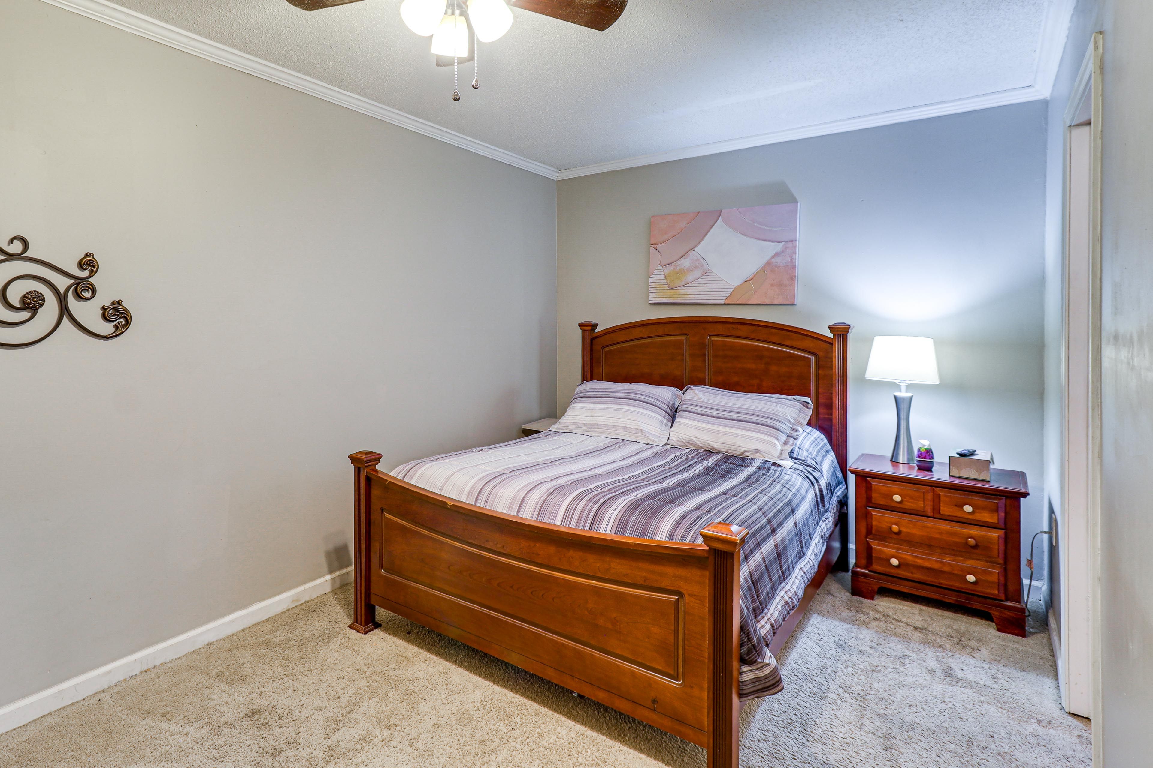 Den | Queen Bed