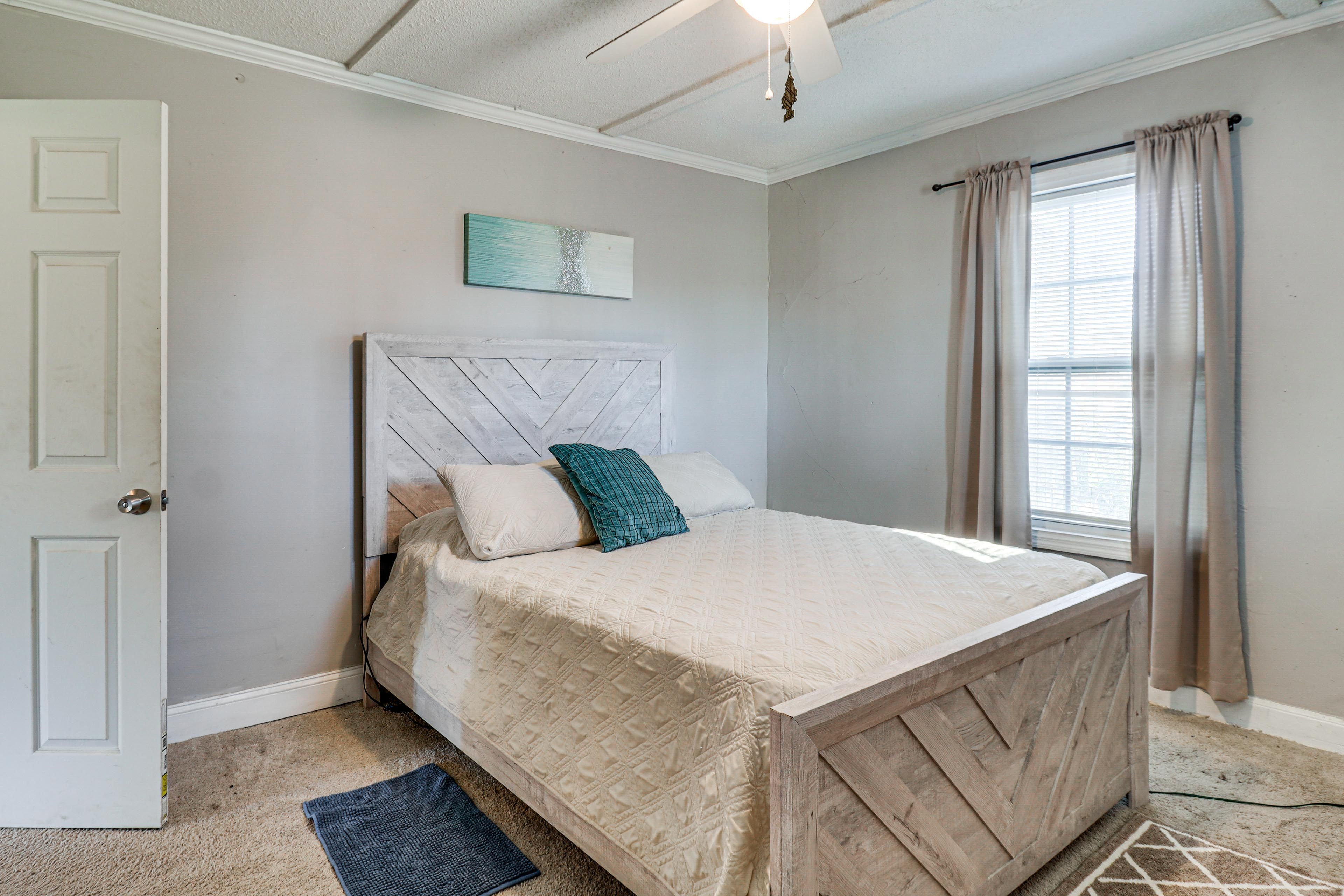 Bedroom 1 | Queen Bed